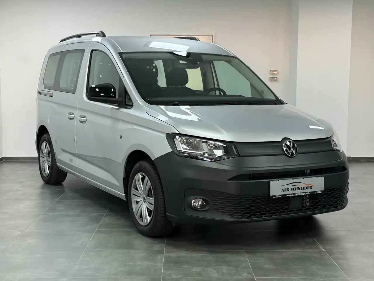 Volkswagen Caddy Basis 4Motion — photo 1 of 32