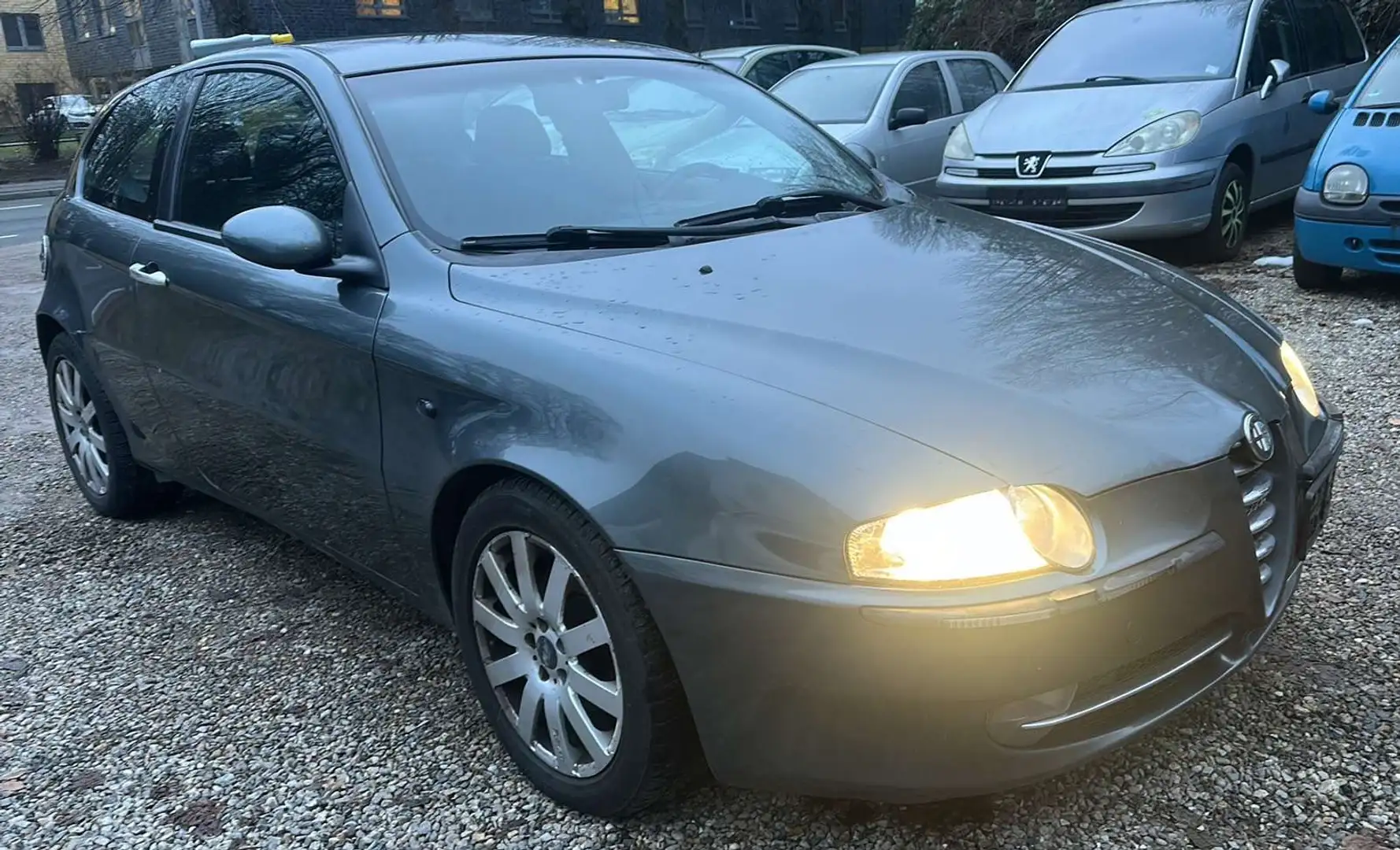 Alfa Romeo 147 147  3-Türer 1.6 Twin Spark ECO Distinctive Grau - 2