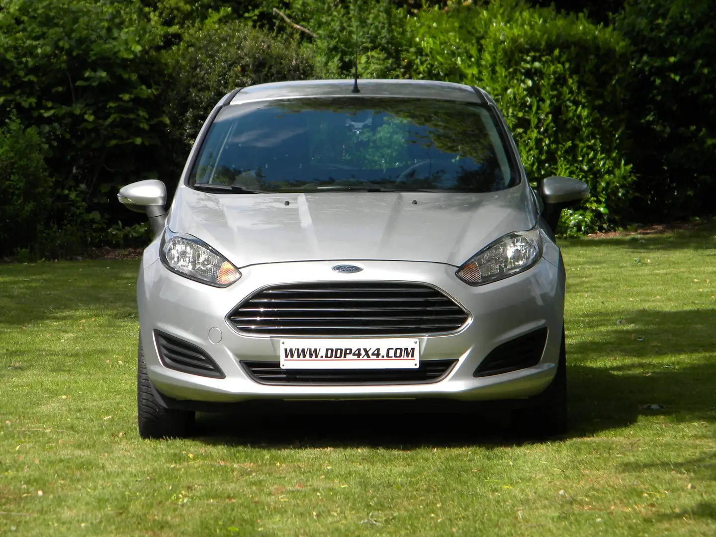 Ford Fiesta 1.25i Trend 5 portes  94000 km 6990 € Grau - 2