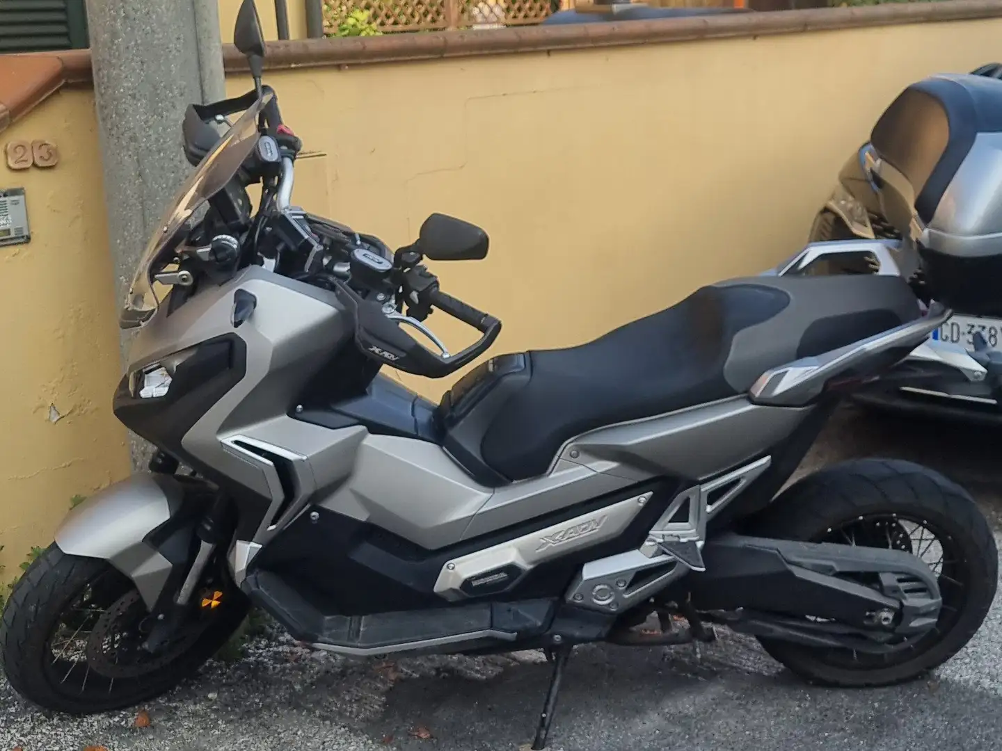 Honda X-ADV 750 Silber - 1