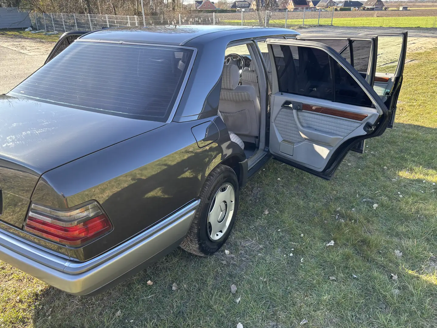 Mercedes-Benz E 260 original langverion nur 1006 Fahrzeuge als benzine Чорний - 2