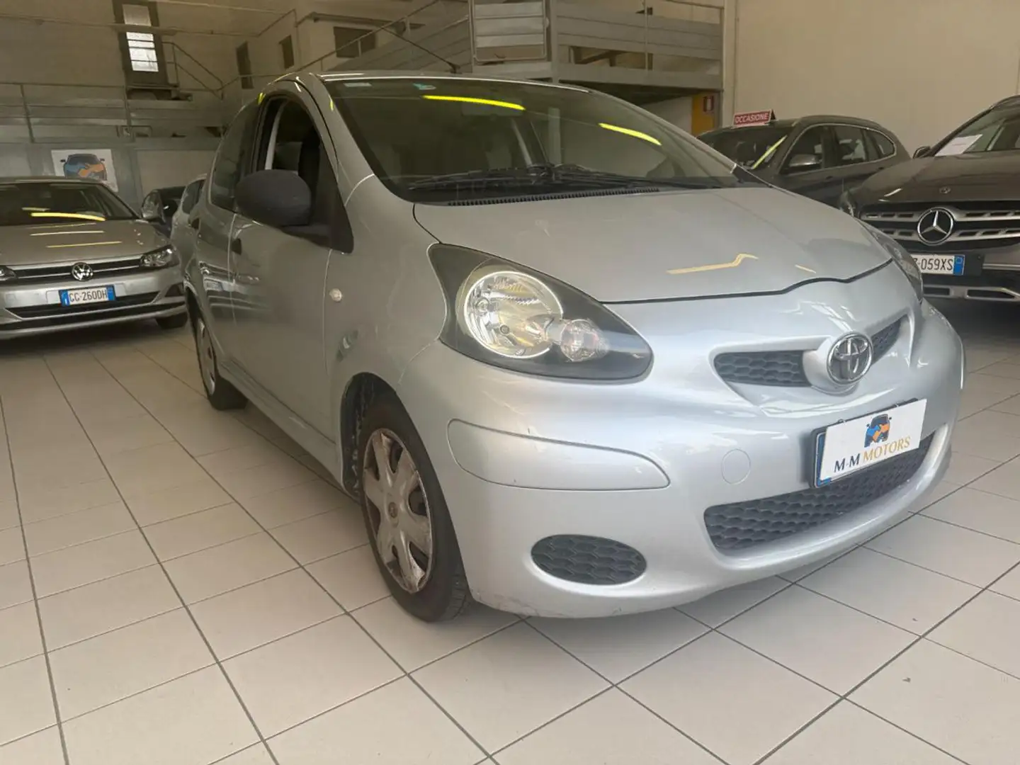 Toyota Aygo 1.0 12V VVT-i 5 porte Sol  **NEOPATENTATI** Grijs - 1
