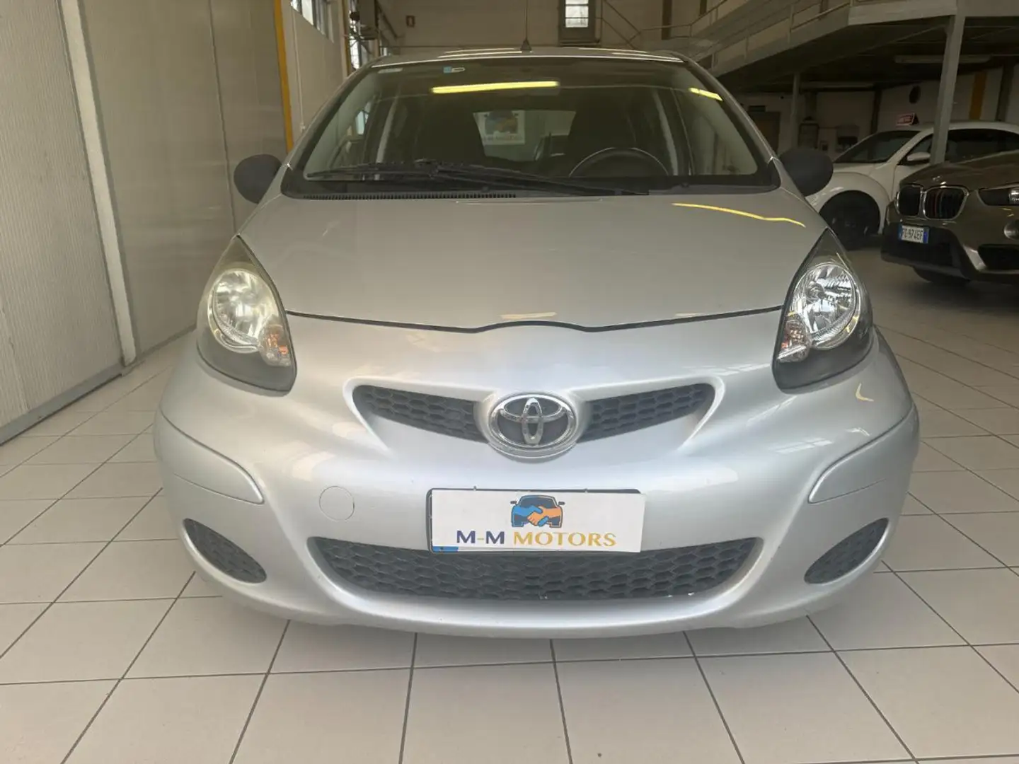 Toyota Aygo 1.0 12V VVT-i 5 porte Sol  **NEOPATENTATI** Grijs - 2