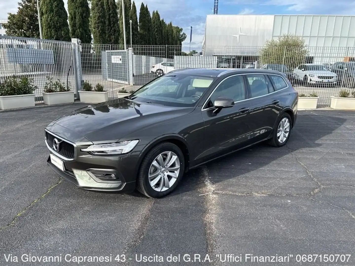 Volvo V60 D3 Geartronic Business Plus Grijs - 1