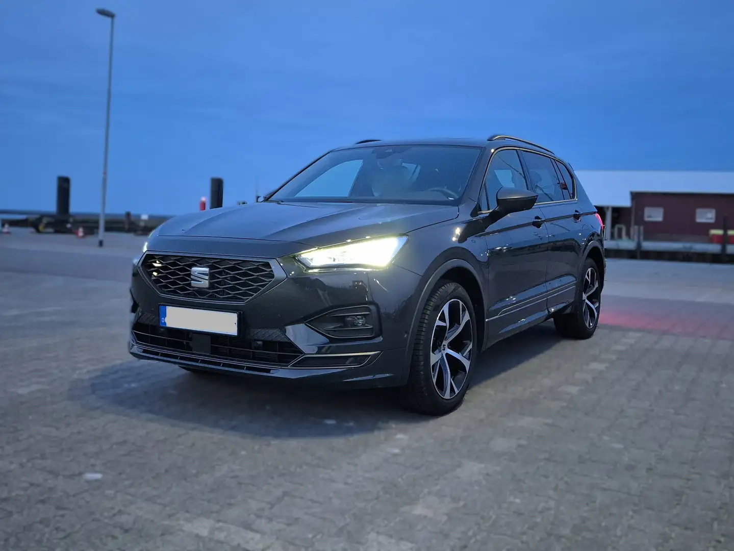 SEAT Tarraco FR 1.5 TSI DSG PANO AHK NAVI KAM 19" DAB+ NEU INSP Szürke - 2