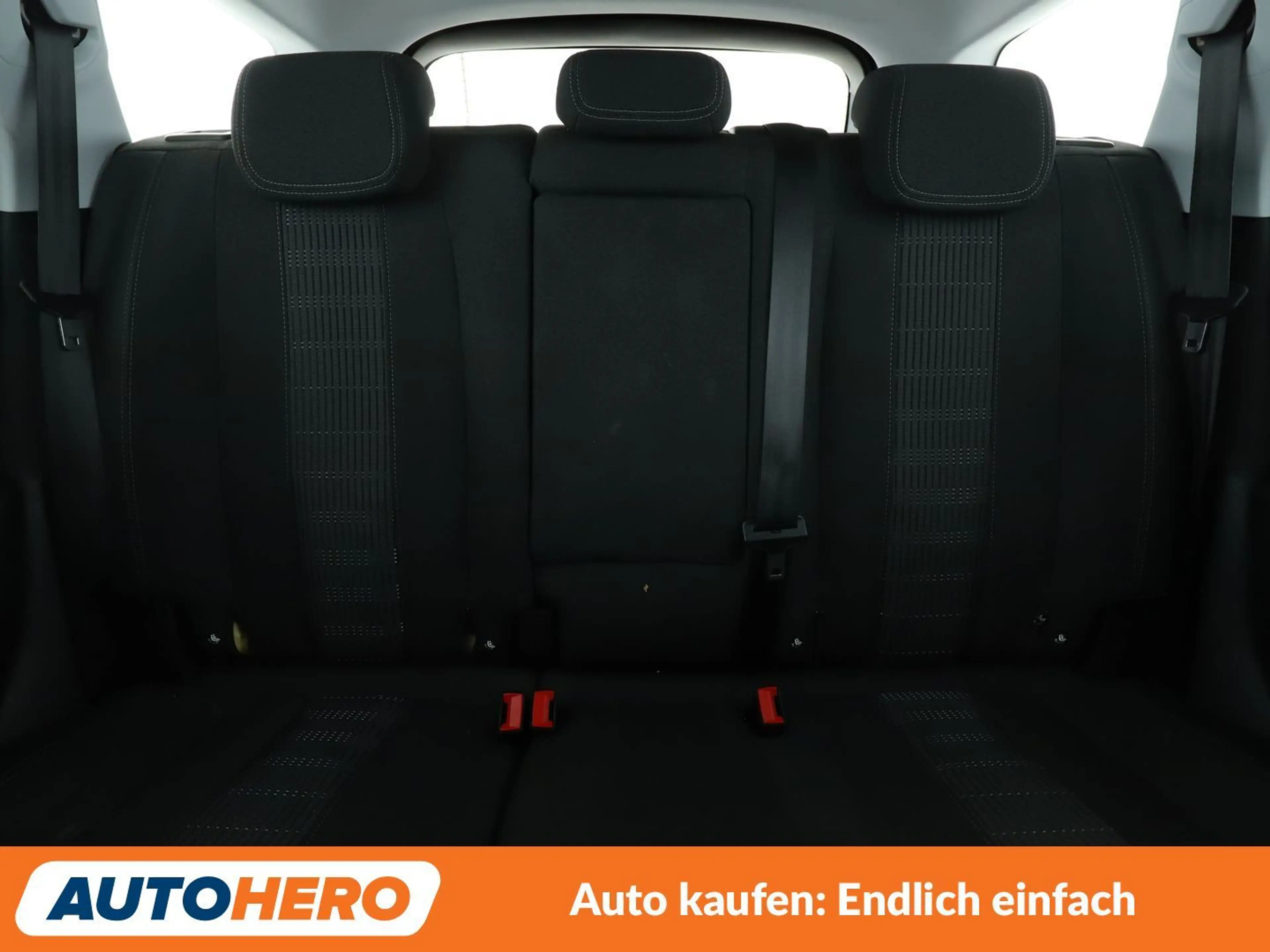Peugeot 308 1.2 e-THP Allure — photo 15