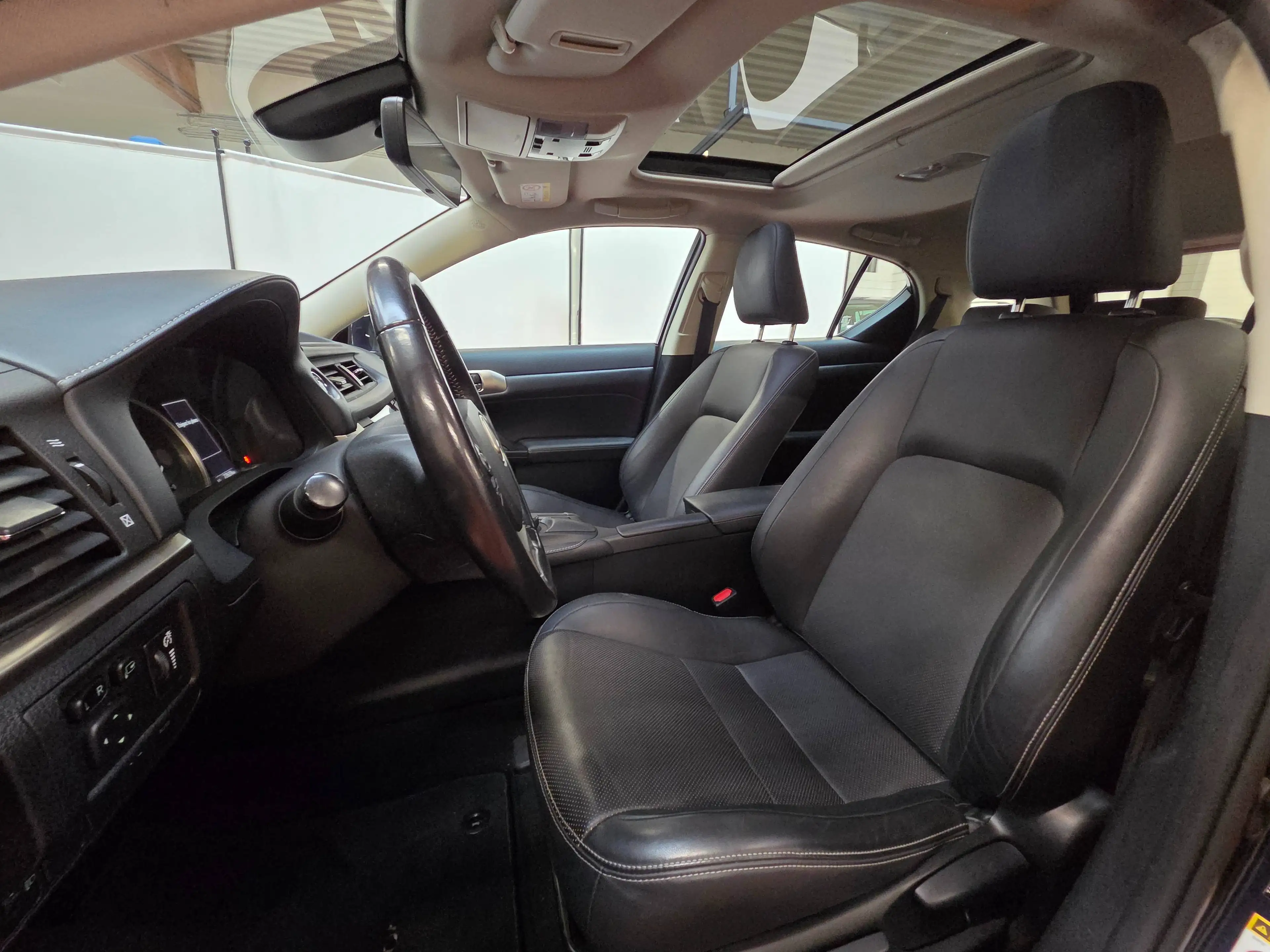 Lexus CT 200h HYBRIDE + TOIT OUVRANT + CUIR chauffant + Garantie — photo 9