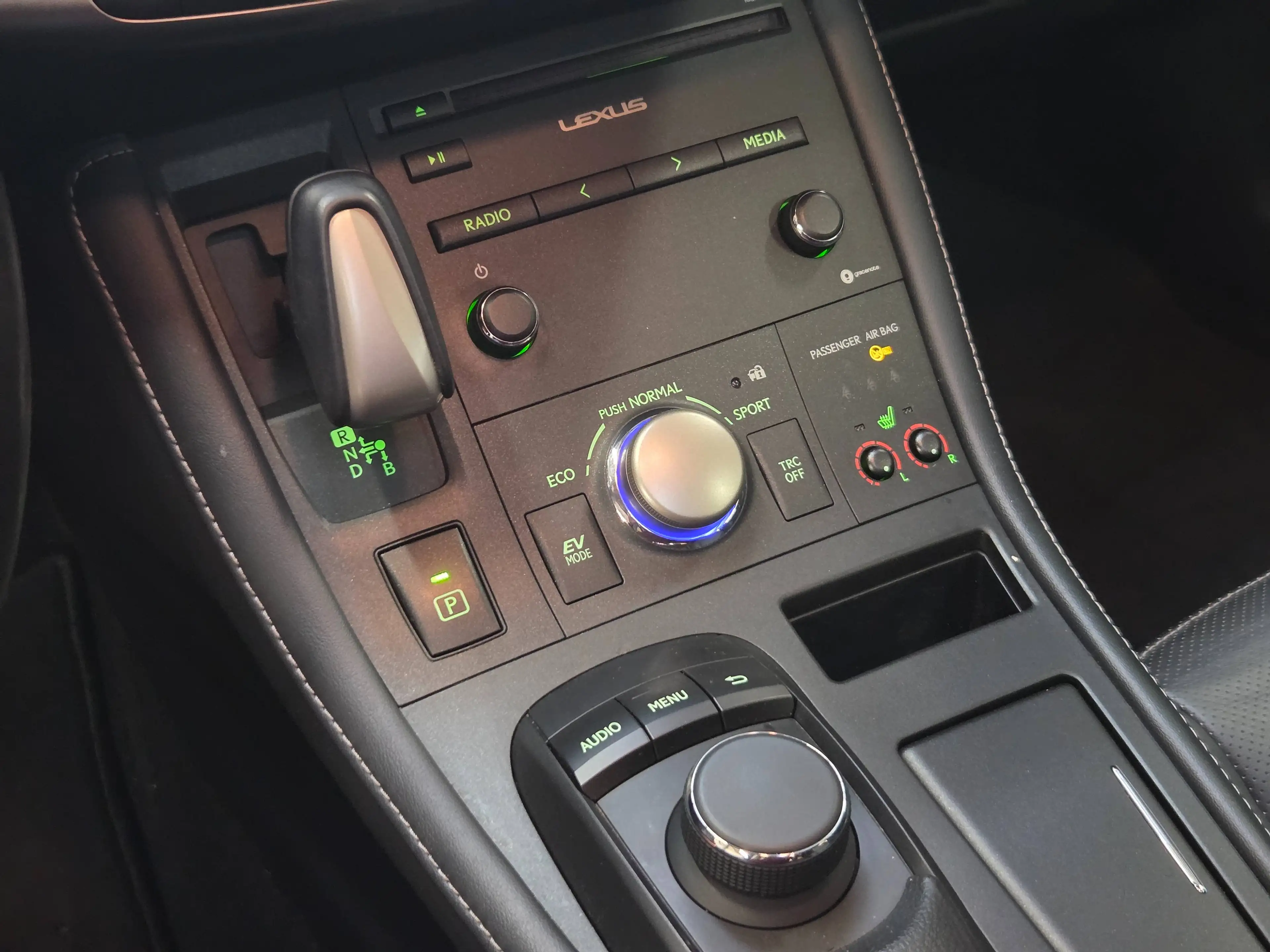 Lexus CT 200h HYBRIDE + TOIT OUVRANT + CUIR chauffant + Garantie — photo 14