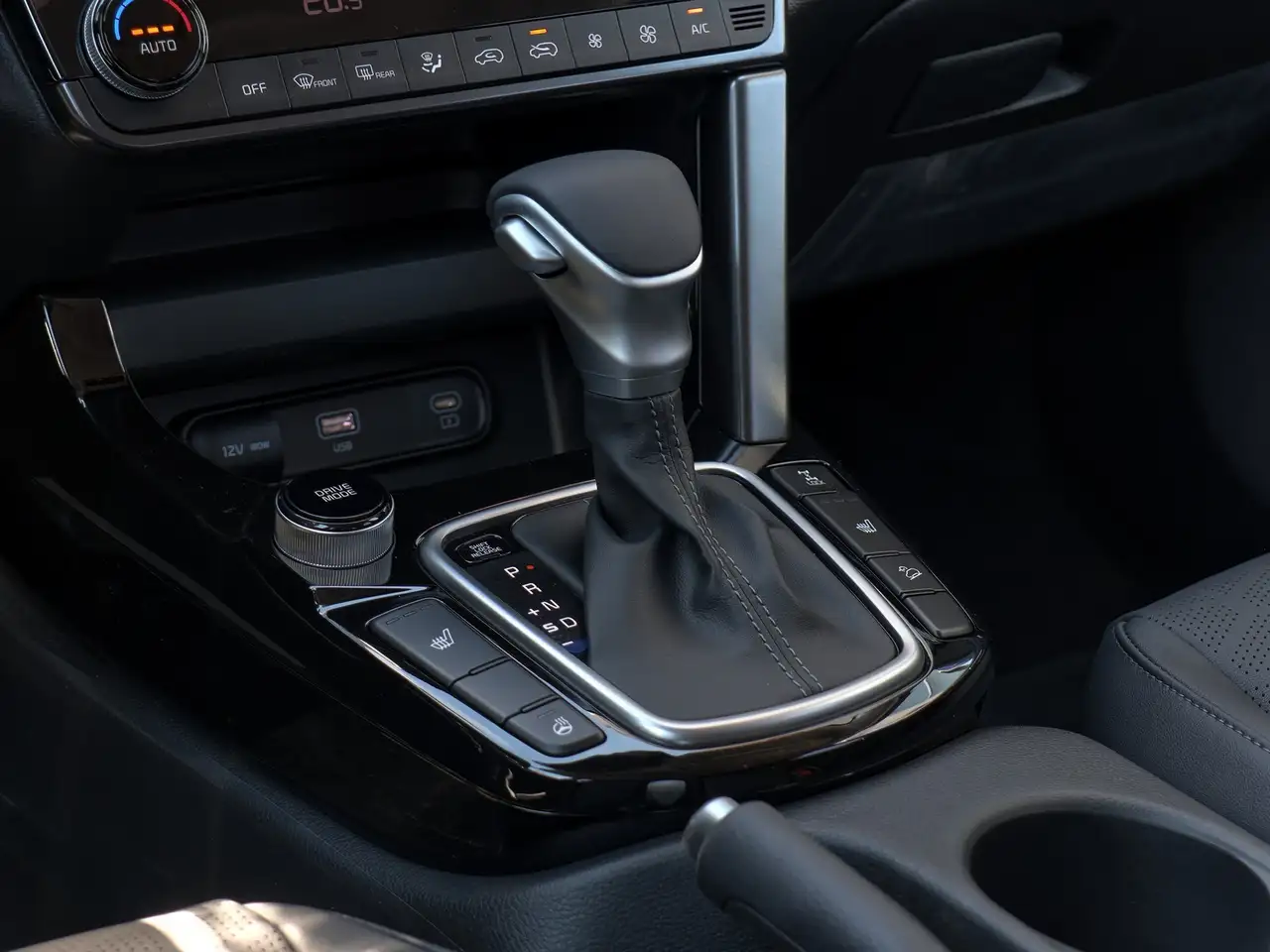 Kia Seltos снимка Kia Seltos