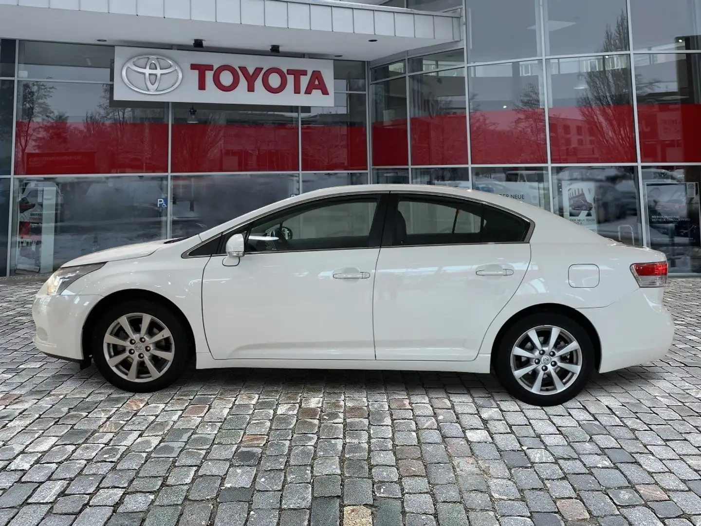 Toyota Avensis 2.0 Executive wenig KM+sehr zuverlässig Wit - 2