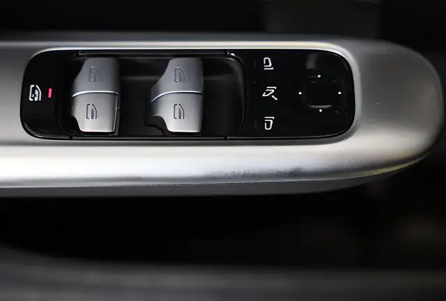 Mercedes-Benz C-Class view 17
