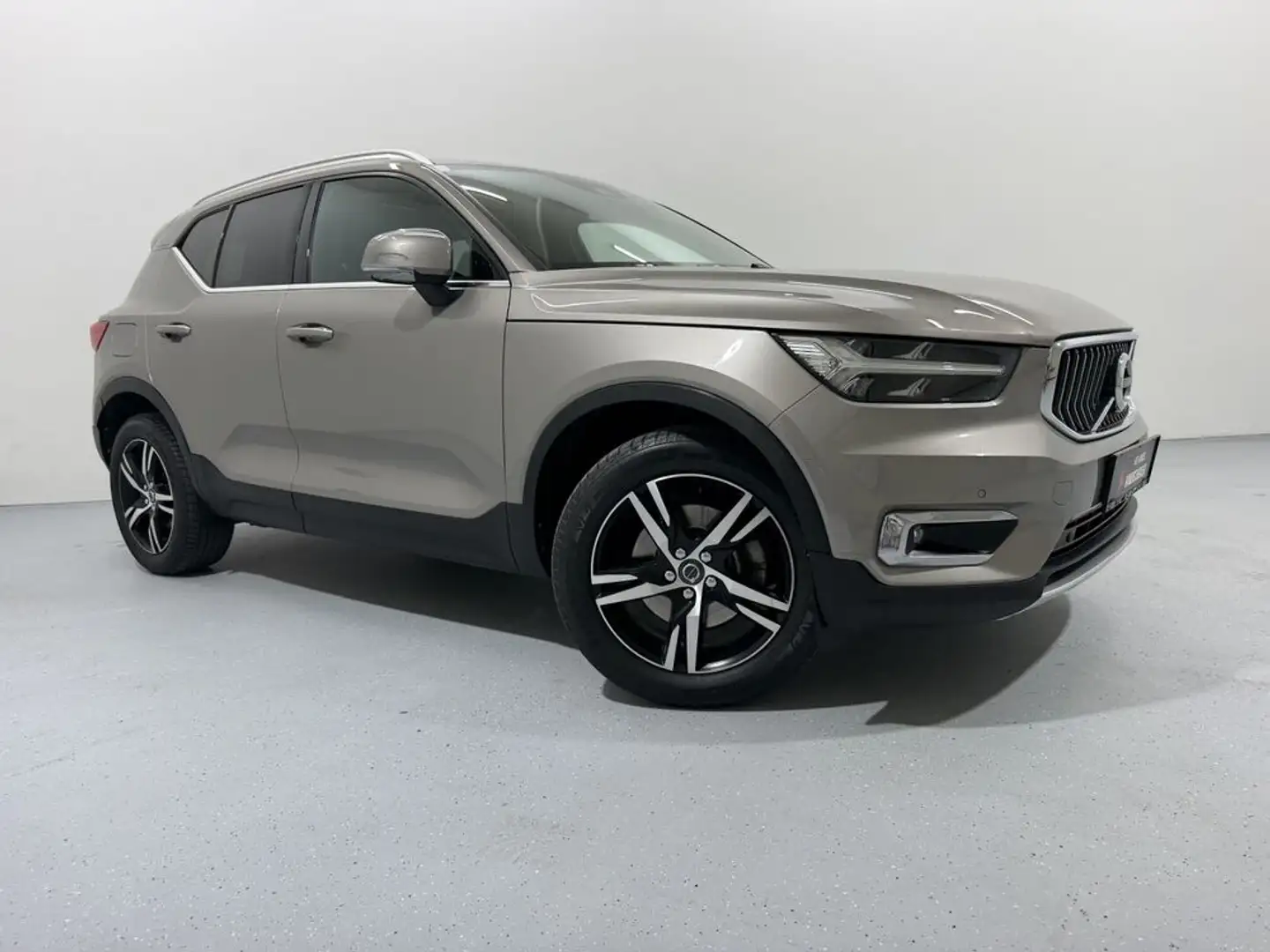 Volvo XC40 Inscription AWD Grau - 2