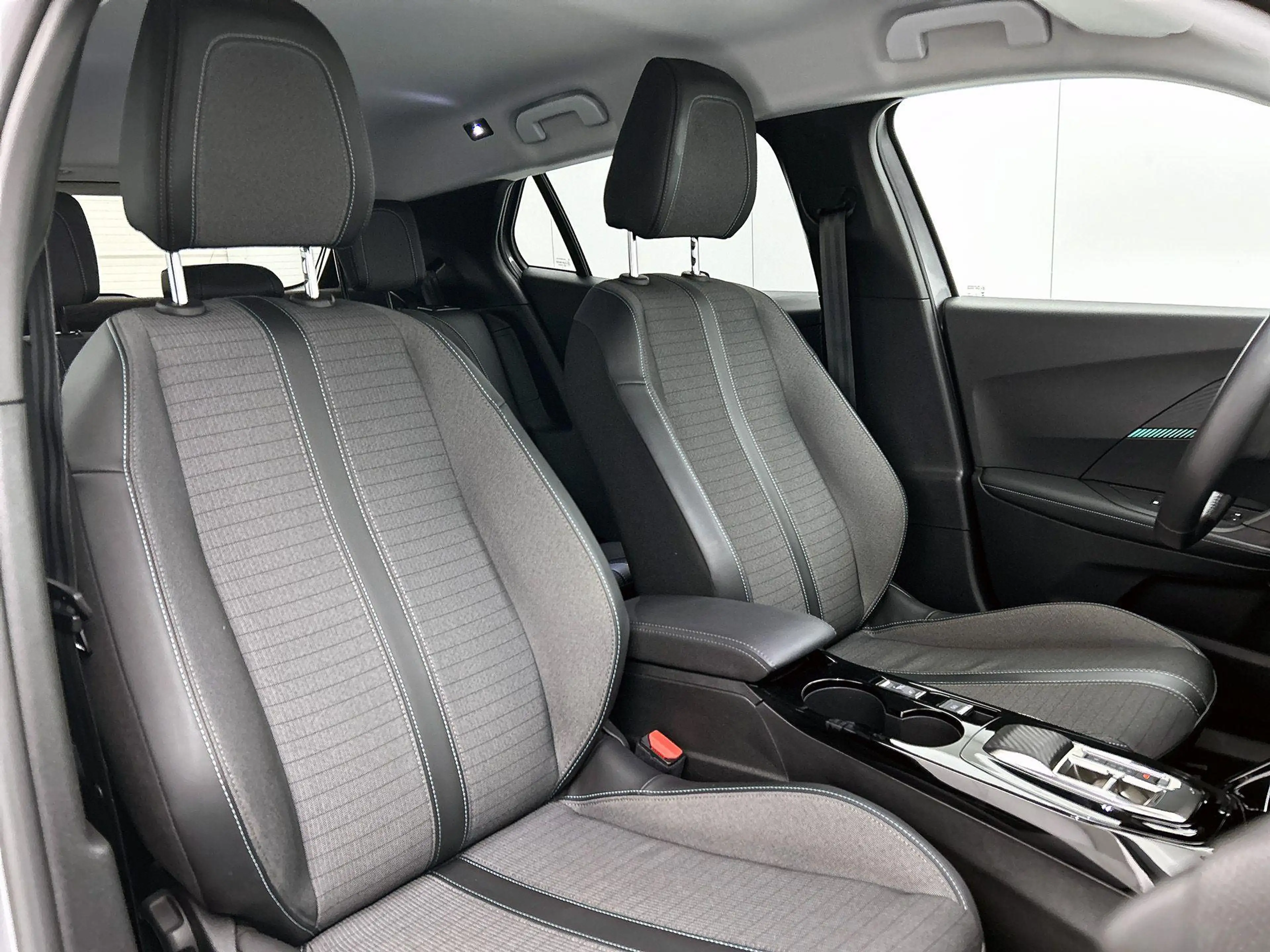 Peugeot e-2008 SUV EV Allure 50 kWh 136pk | Navigatie | Climate C — photo 15