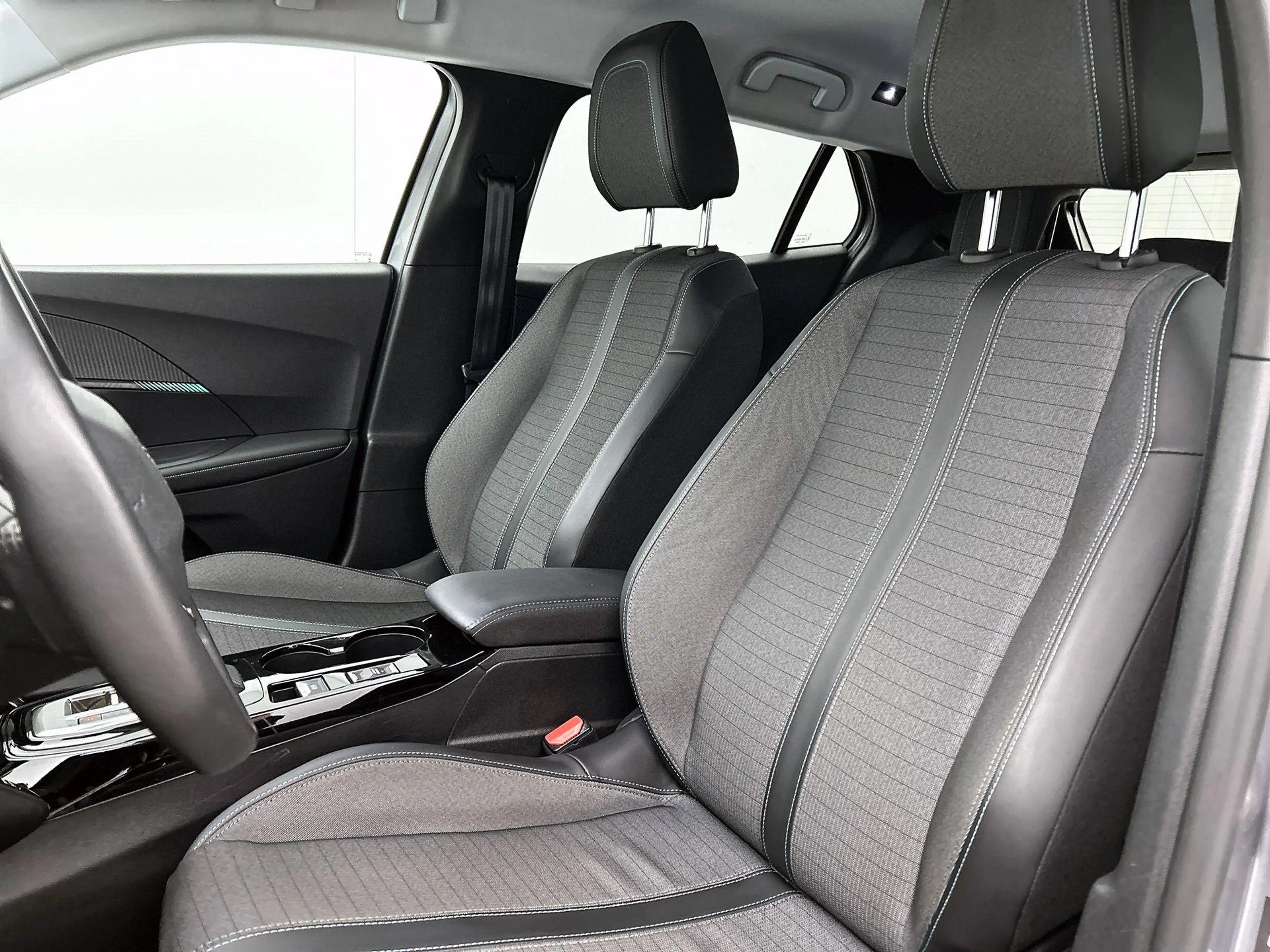 Peugeot e-2008 SUV EV Allure 50 kWh 136pk | Navigatie | Climate C — photo 11