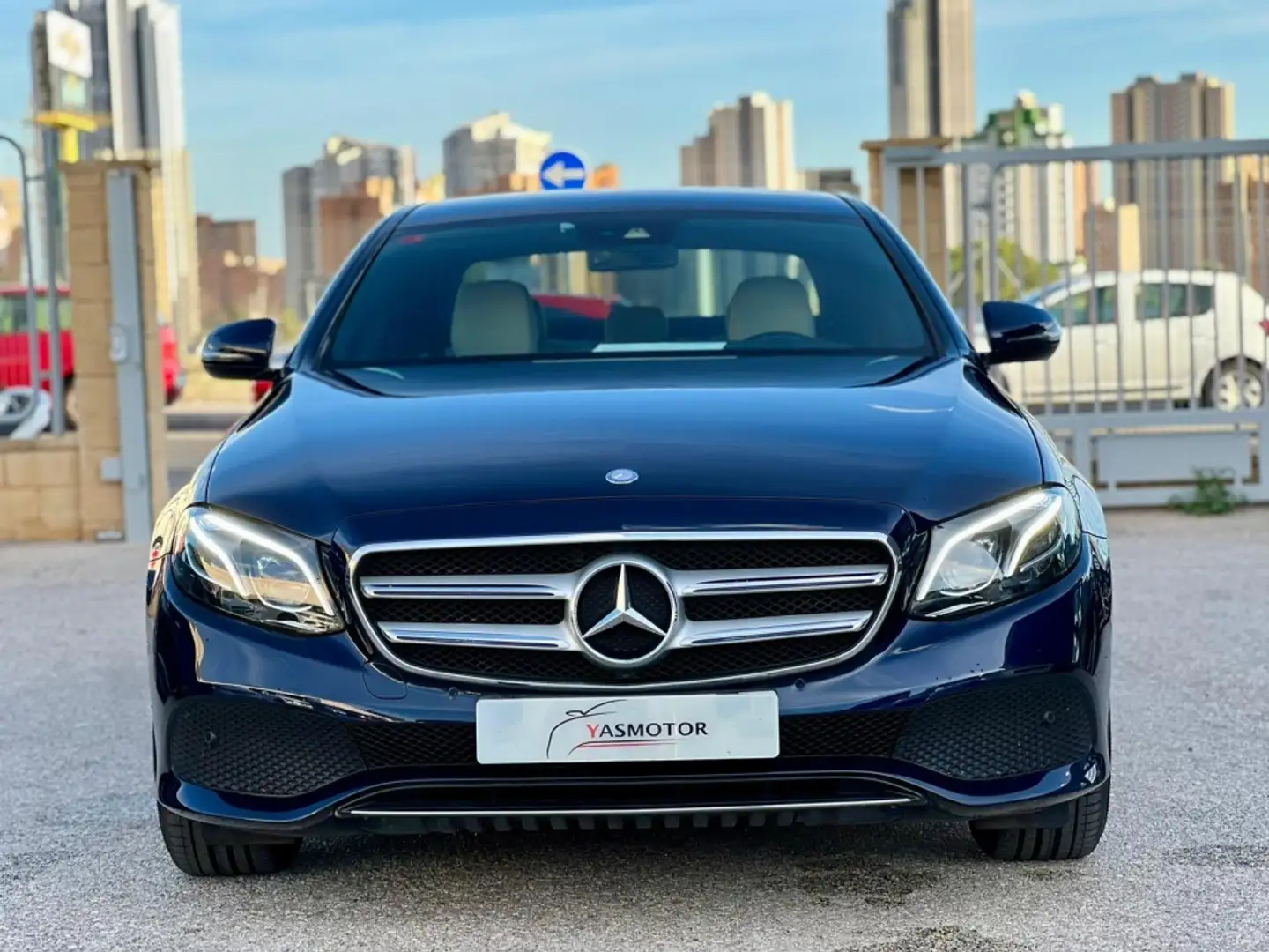 Mercedes-Benz E 220 220d 9G-Tronic 194 Blau - 2