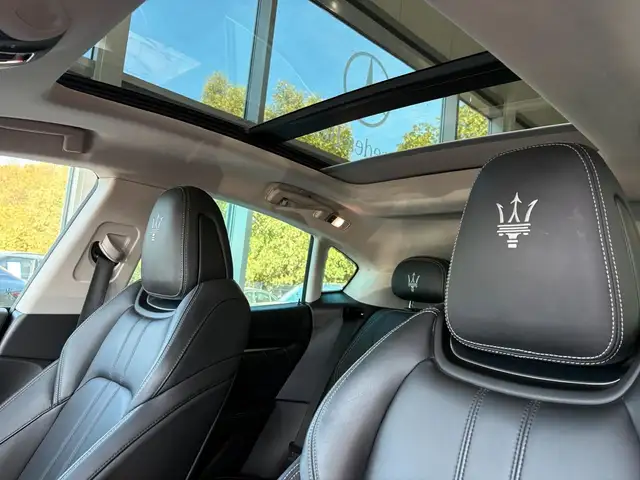 Maserati Levante view 8