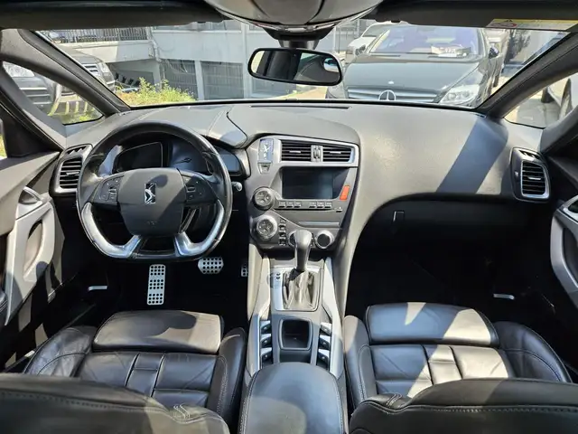 DS Automobiles DS 5 view 9