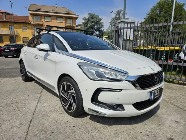 DS Automobiles DS 5 view 3