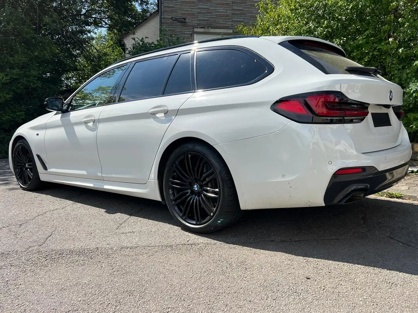 BMW 540 540d xDrive Touring Aut. Sport Line Bílá - 1