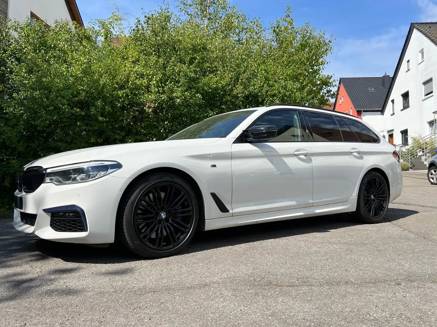 BMW 540 540d xDrive Touring Aut. Sport Line Bílá - 2