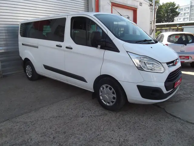 Ford Tourneo Custom view 3