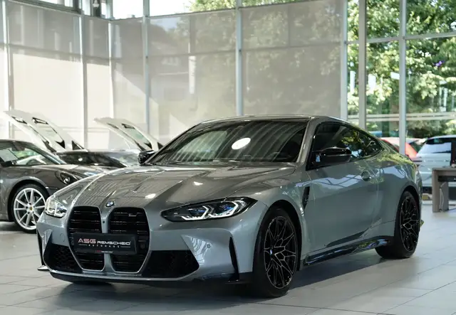 BMW M4 view 6
