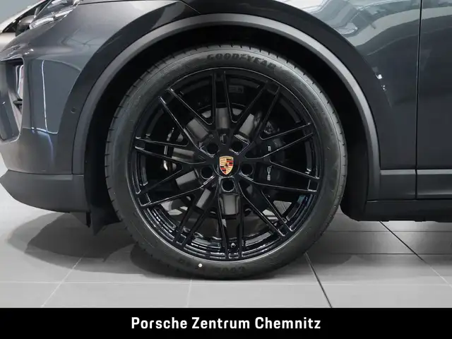 Porsche Macan view 6