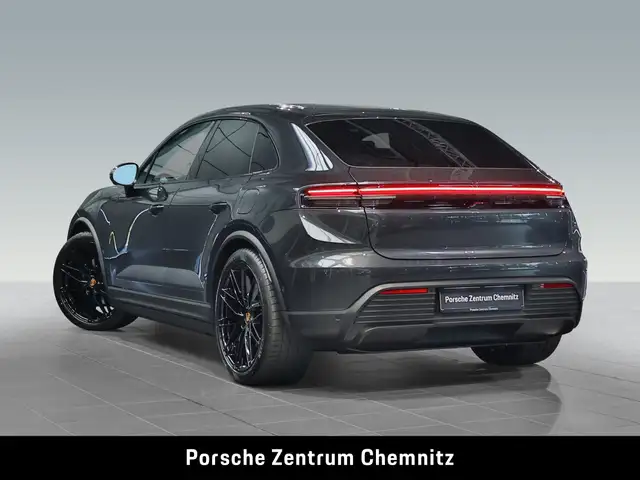 Porsche Macan view 3