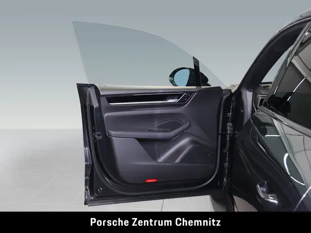 Porsche Macan view 10
