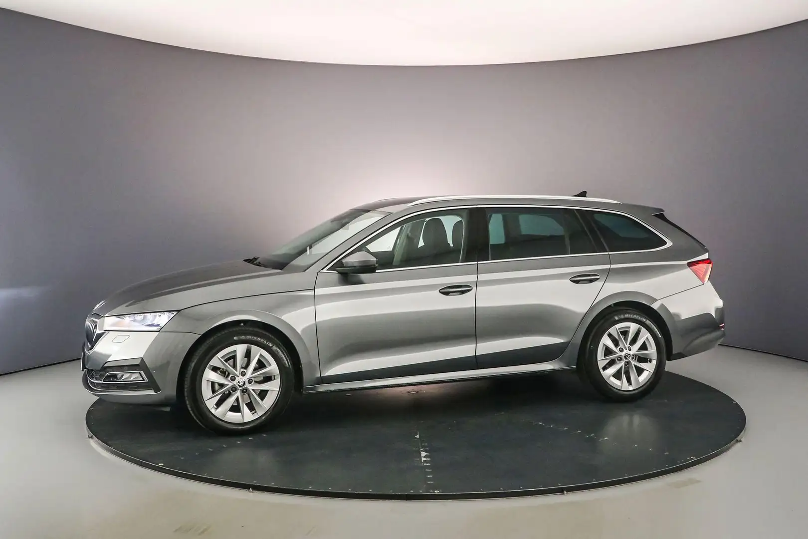 Skoda Octavia Combi Business Edition 1.0 eTSI 110pk DSG Automaat Gris - 2