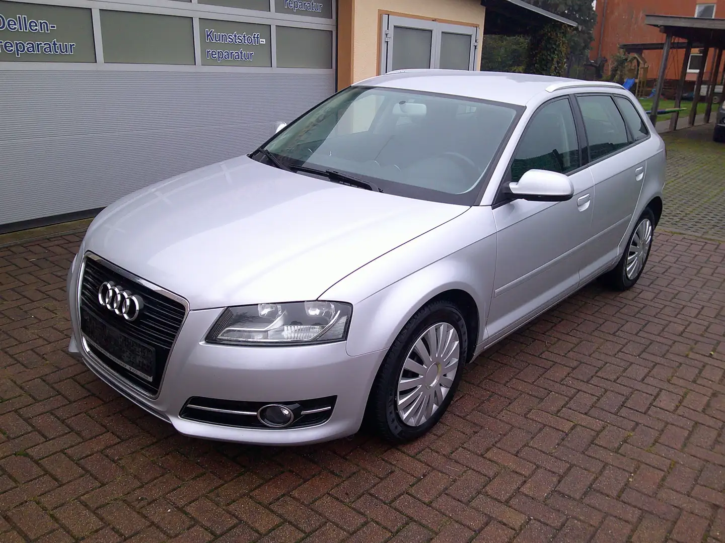 Audi A3 1.6 Attraction  TÜV Neu  Sitzheizung Silber - 2