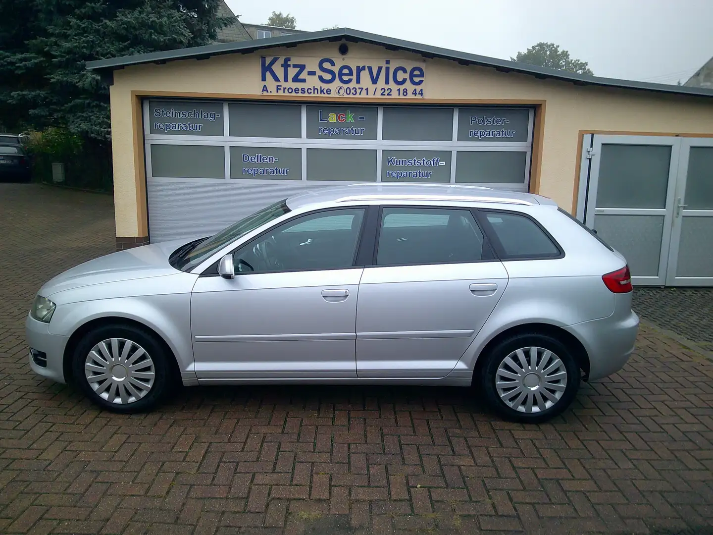 Audi A3 1.6 Attraction  TÜV Neu  Sitzheizung Silber - 1