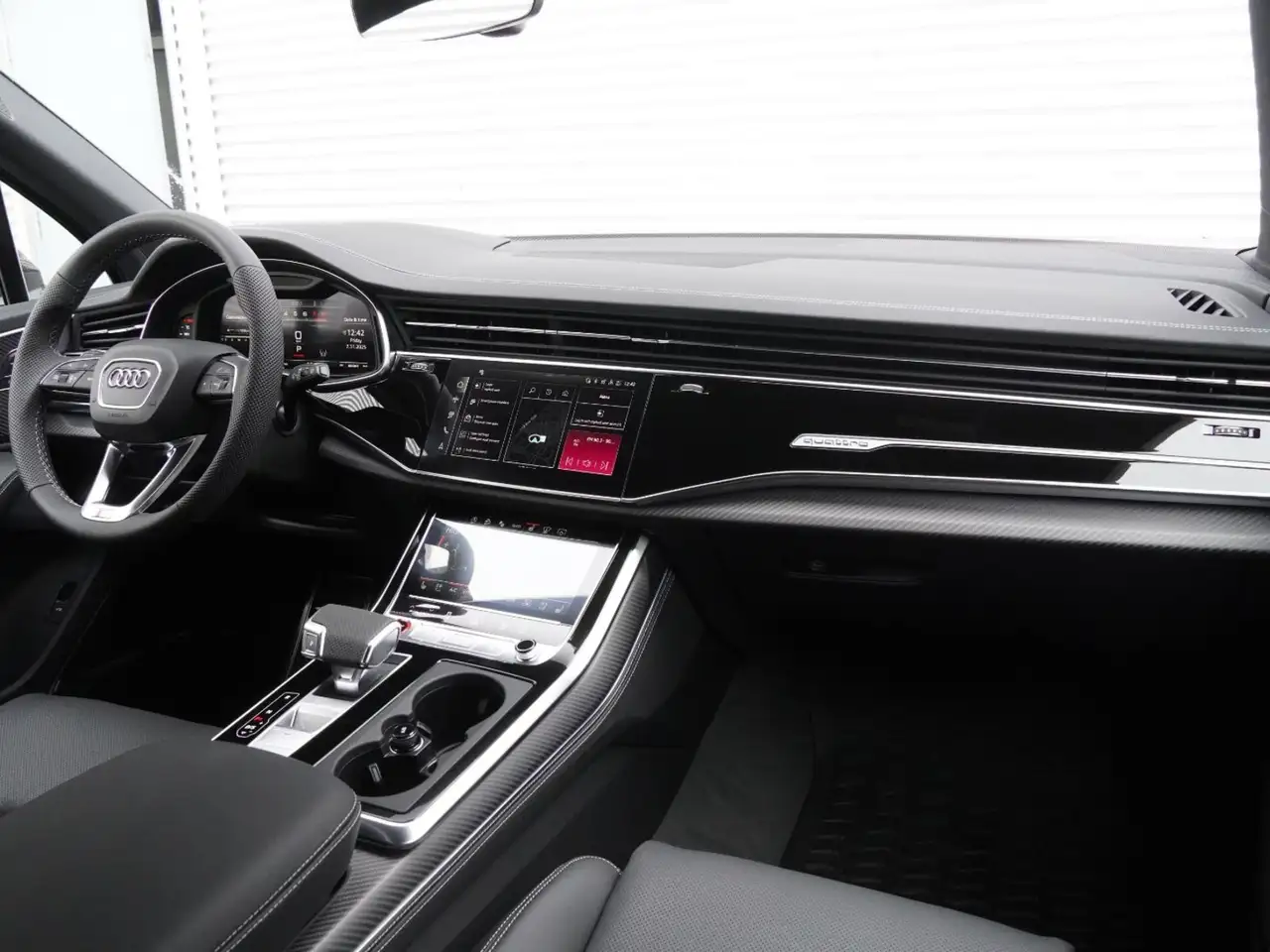 Audi SQ7 снимка Audi SQ7