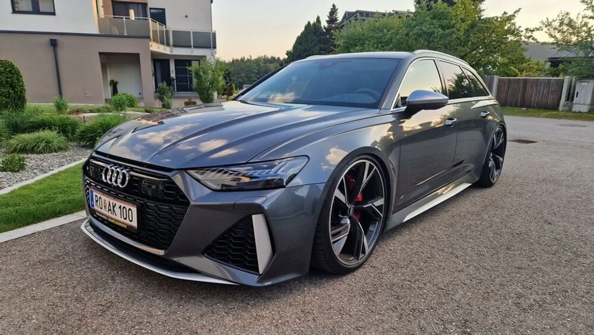 Audi RS6 Avant 4,0 TFSI Quattro MHEV S-tronic Grau - 1