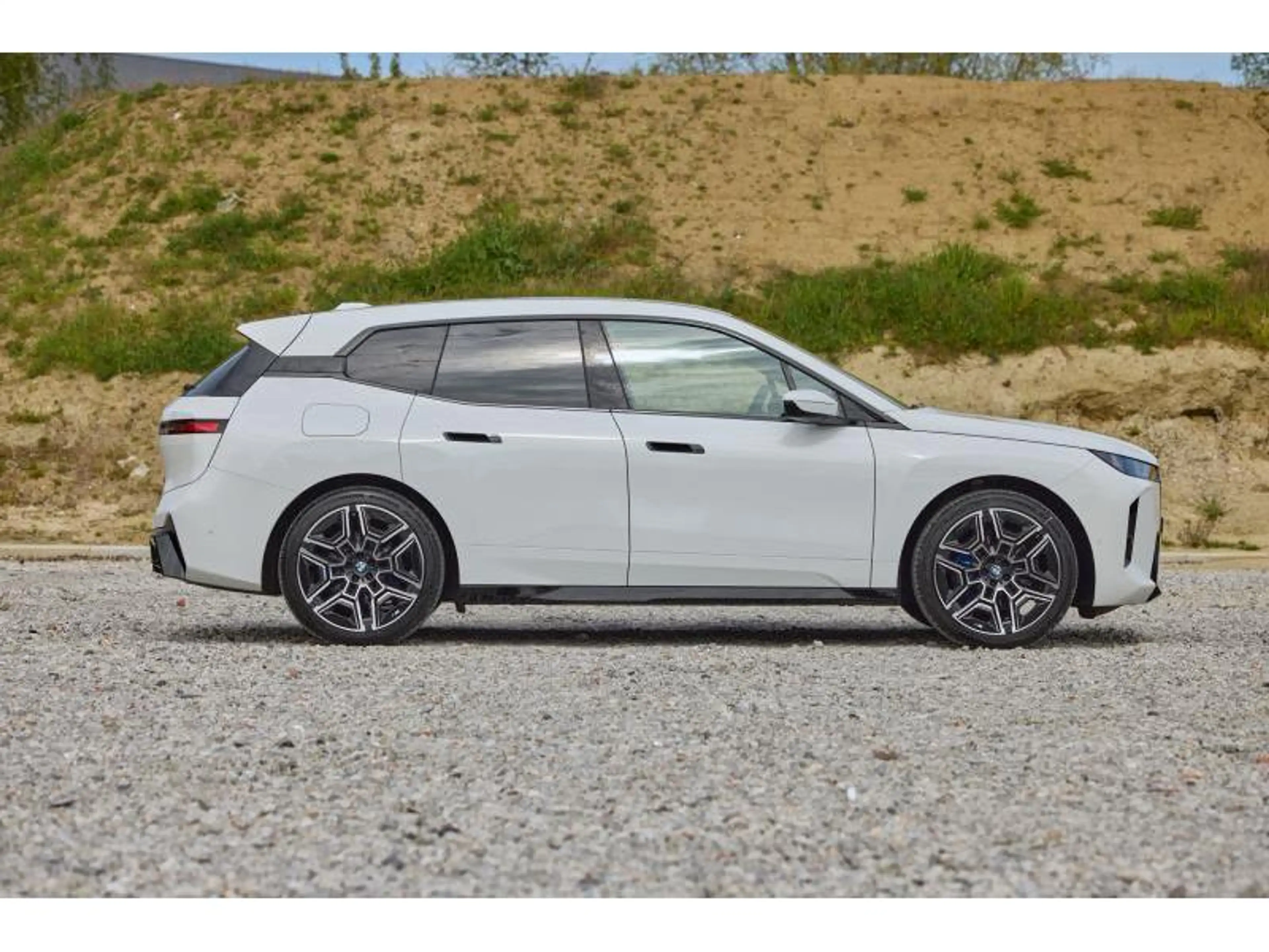 BMW iX iX xDrive45 — photo 3