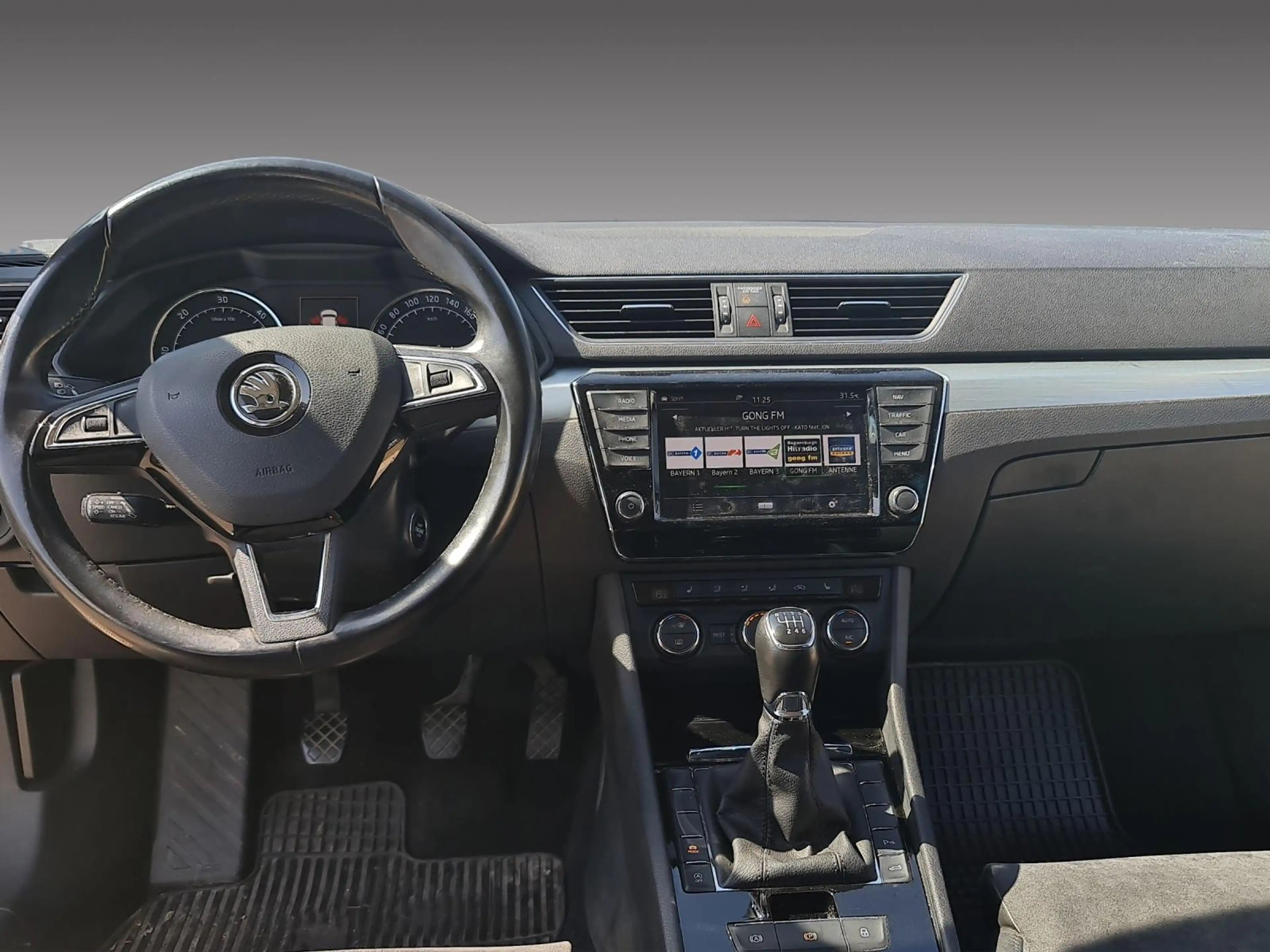 Skoda Superb 2.0 TDI — photo 11