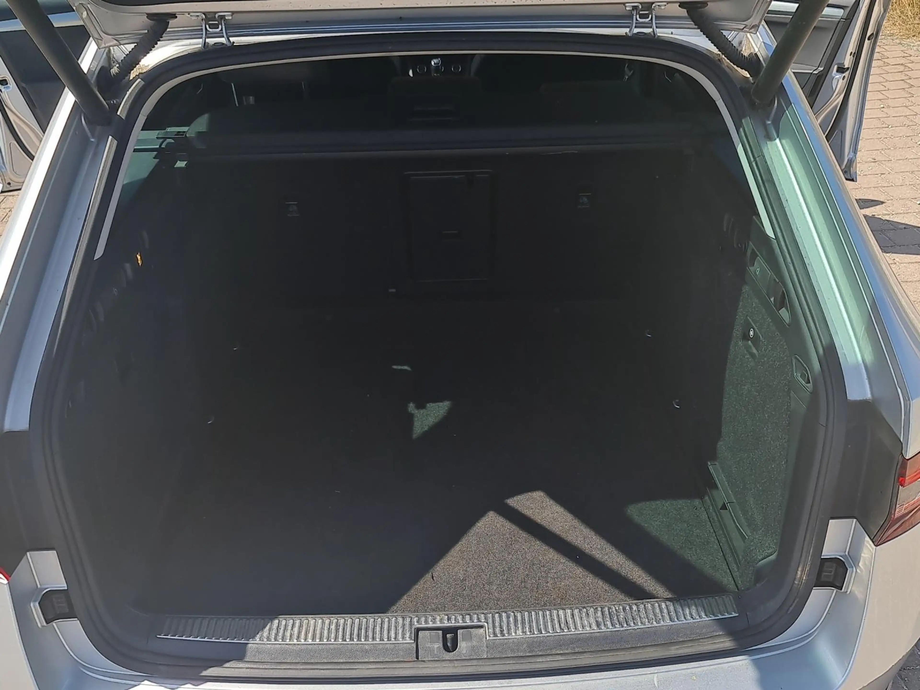 Skoda Superb 2.0 TDI — photo 15
