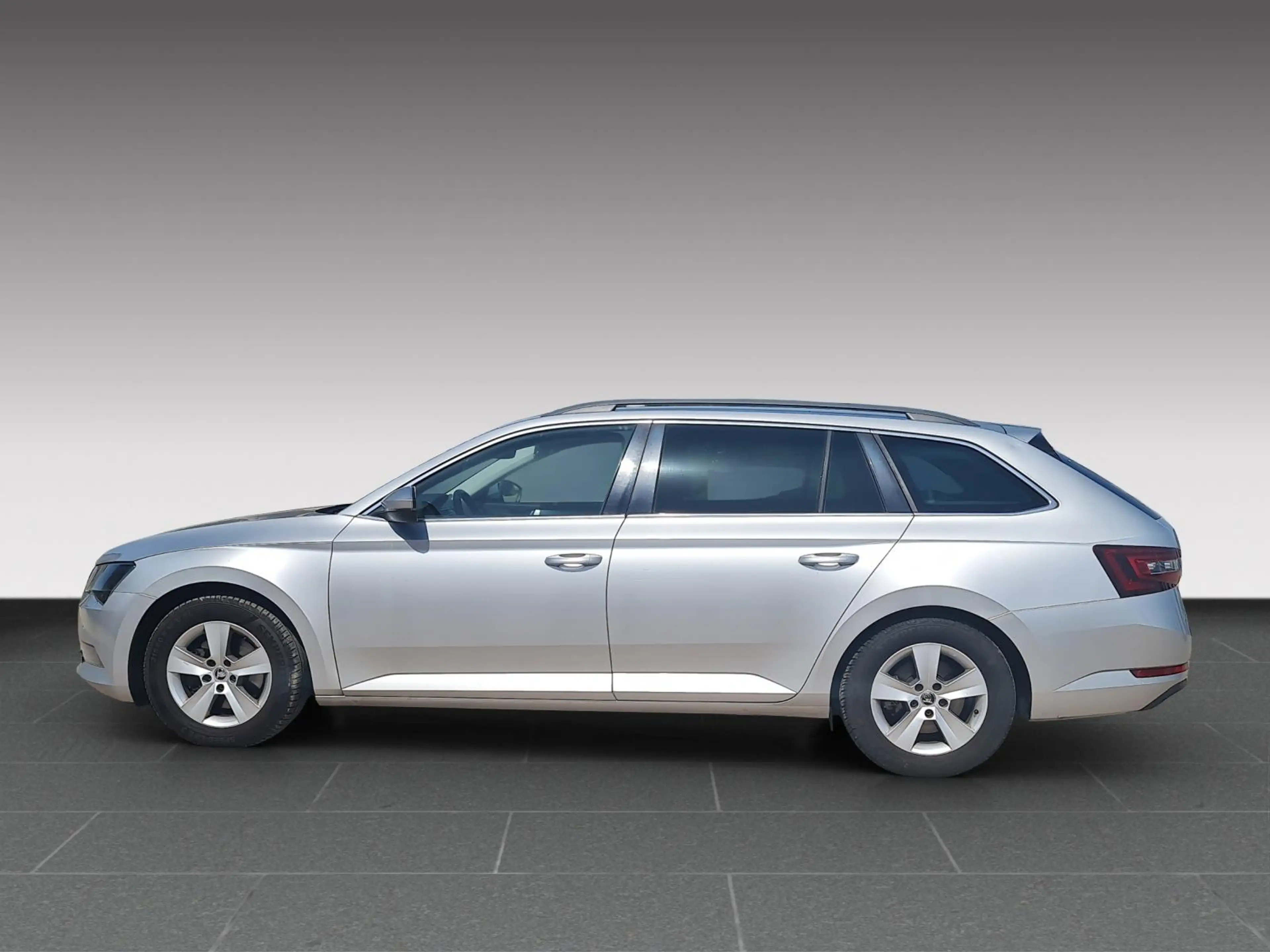 Skoda Superb 2.0 TDI — photo 2