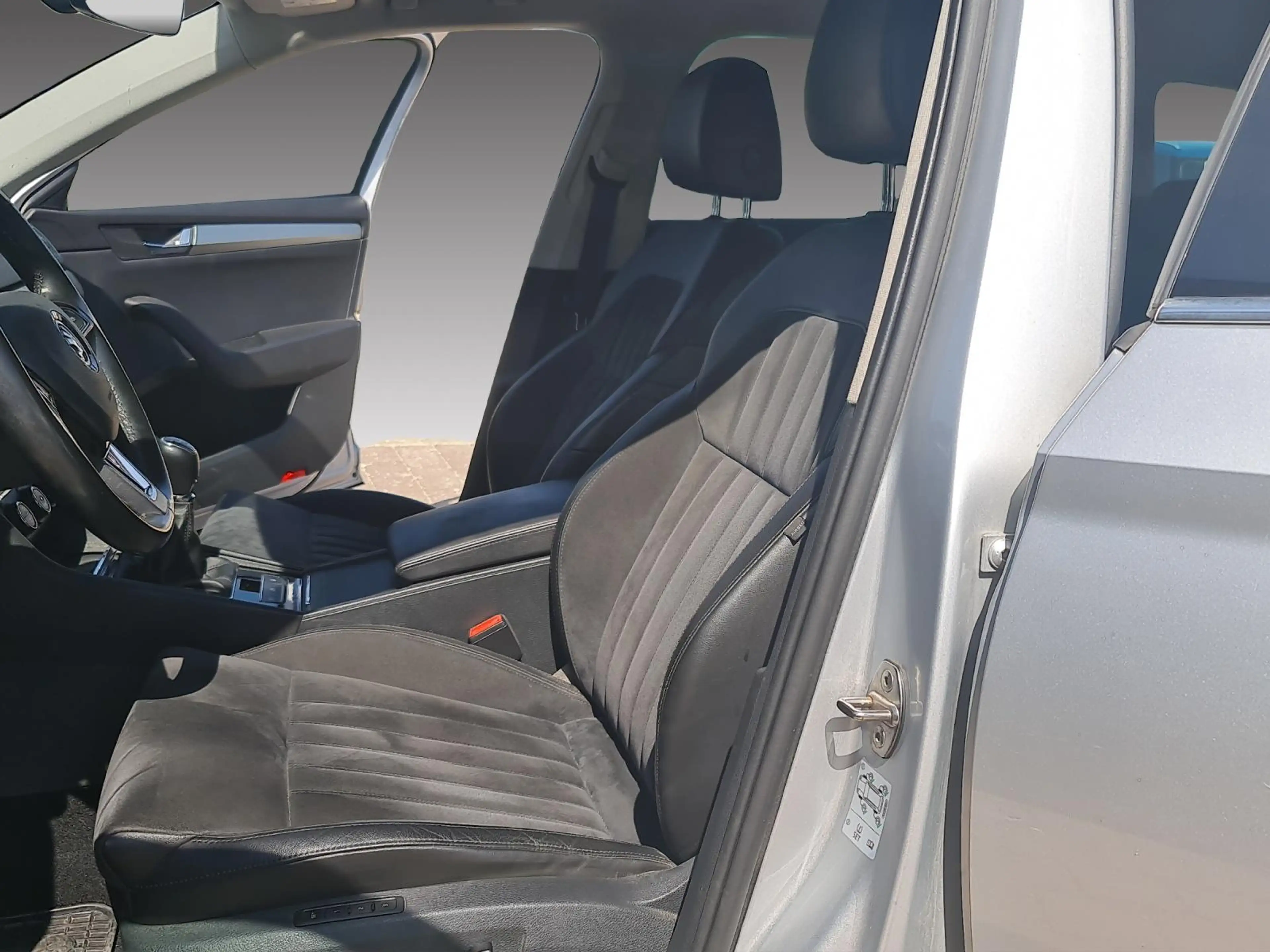Skoda Superb 2.0 TDI — photo 9