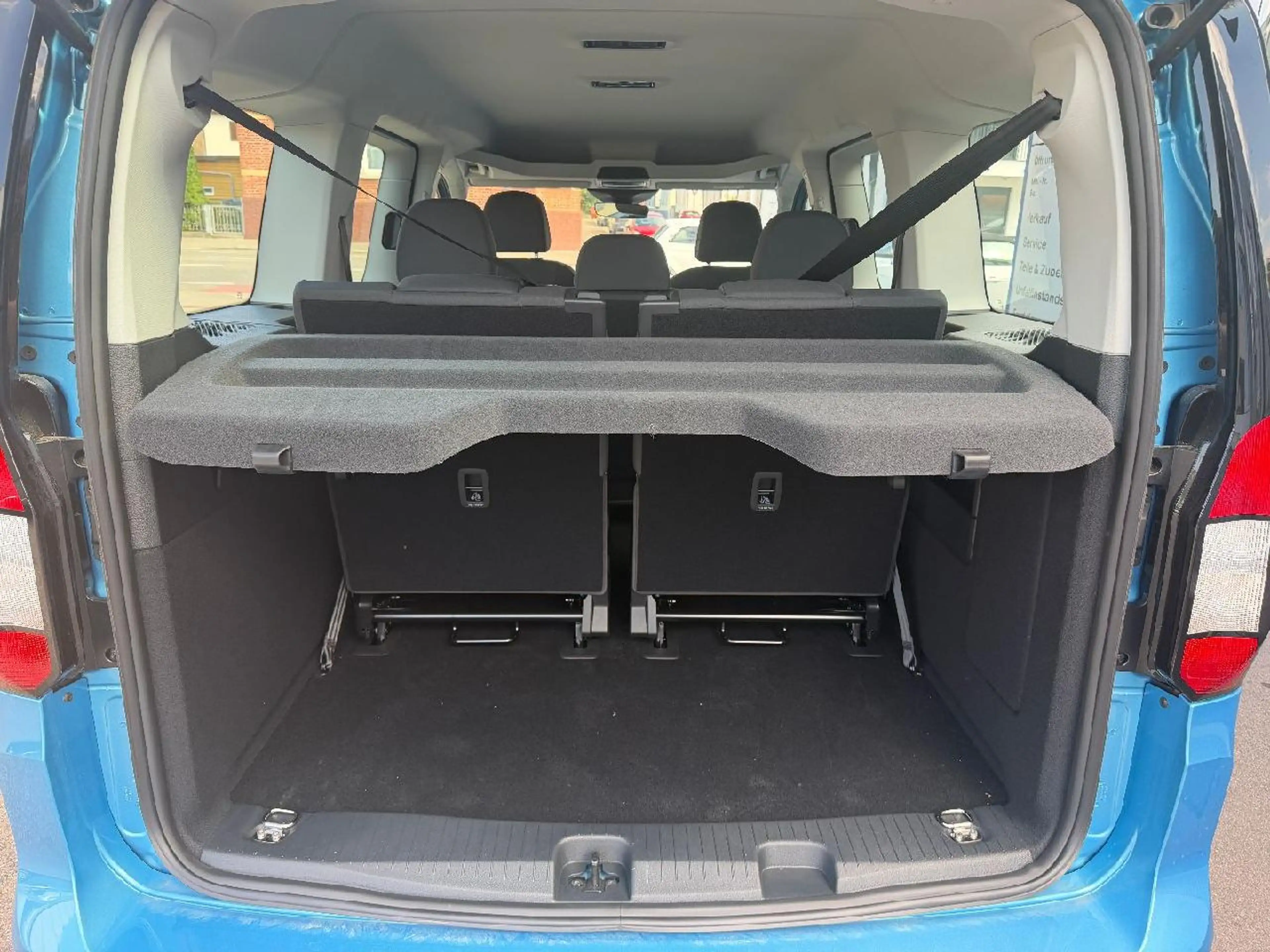 Ford Grand Tourneo Trend — photo 11