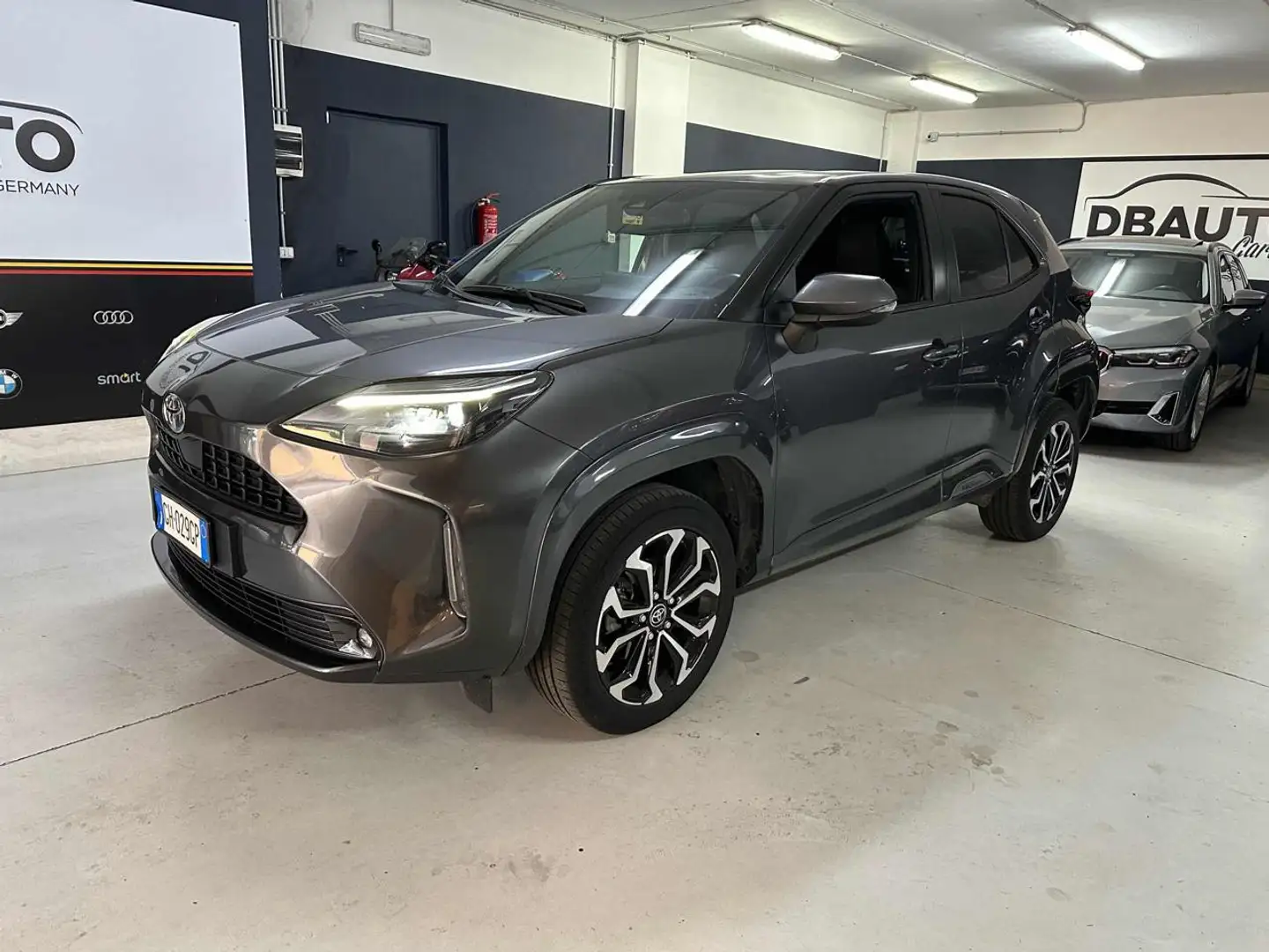 Toyota Yaris Cross 1.5 Hybrid 5p. E-CVT TREND Grau - 1