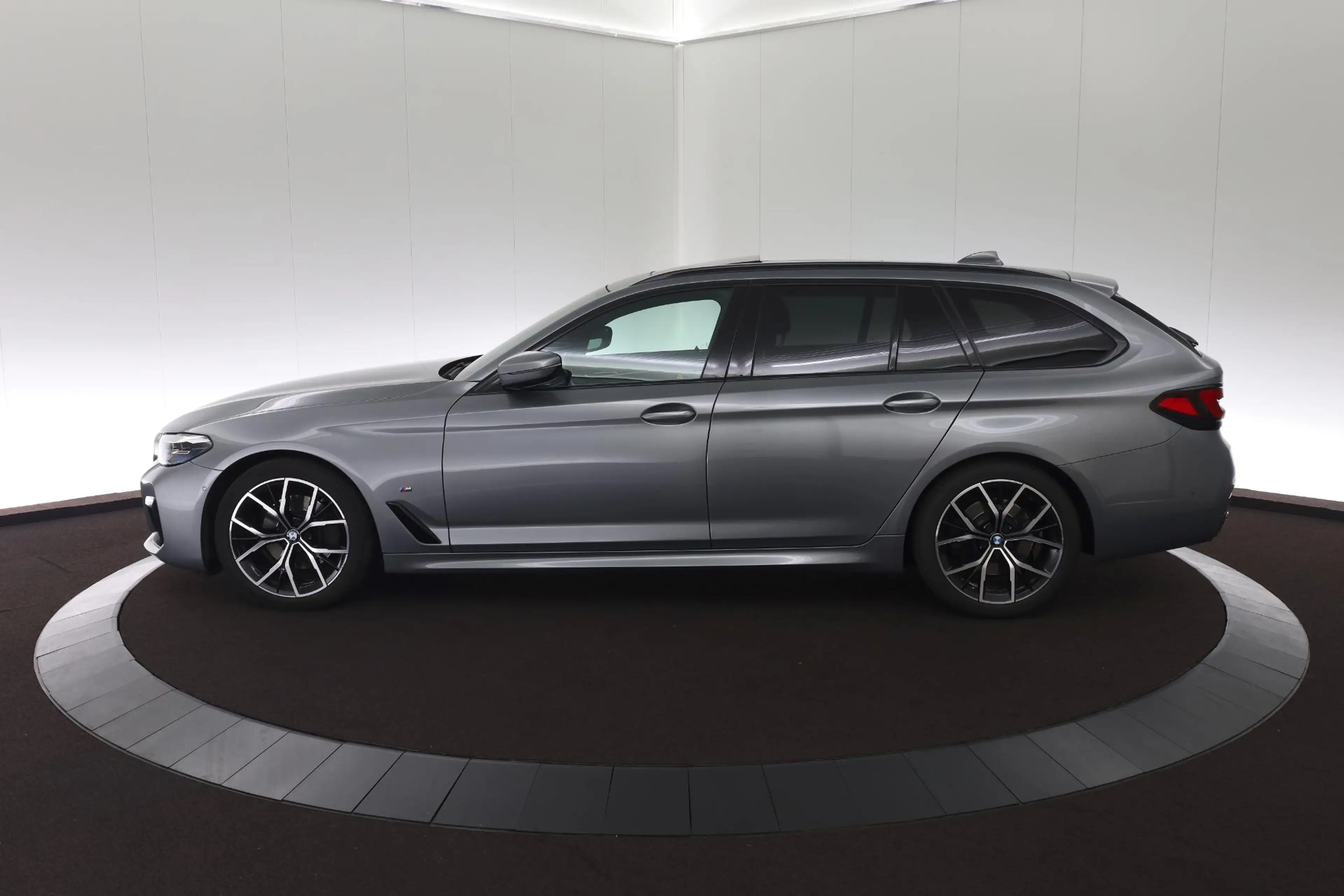 BMW 520 5-serie Touring 520d 190pk -M Sport / Pano / Shado — photo 3