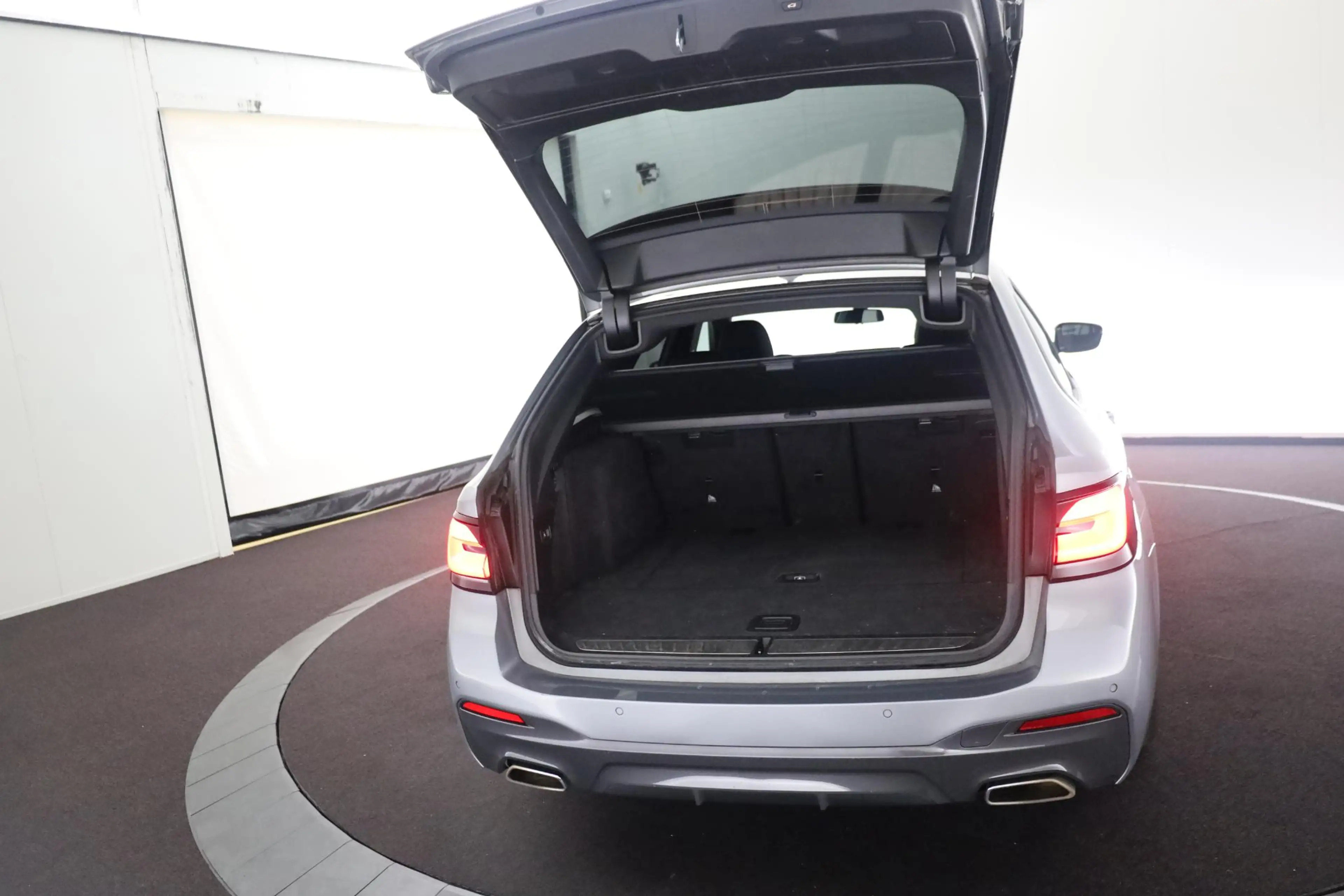 BMW 520 5-serie Touring 520d 190pk -M Sport / Pano / Shado — photo 17