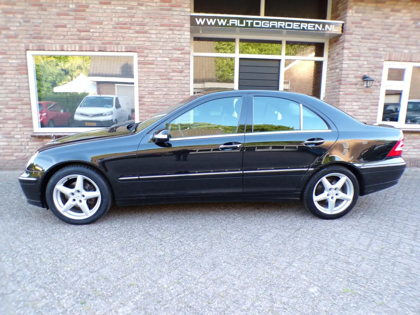 Mercedes-Benz C 180 K. Elegance Automaat / Airco / Navi Zwart - 2
