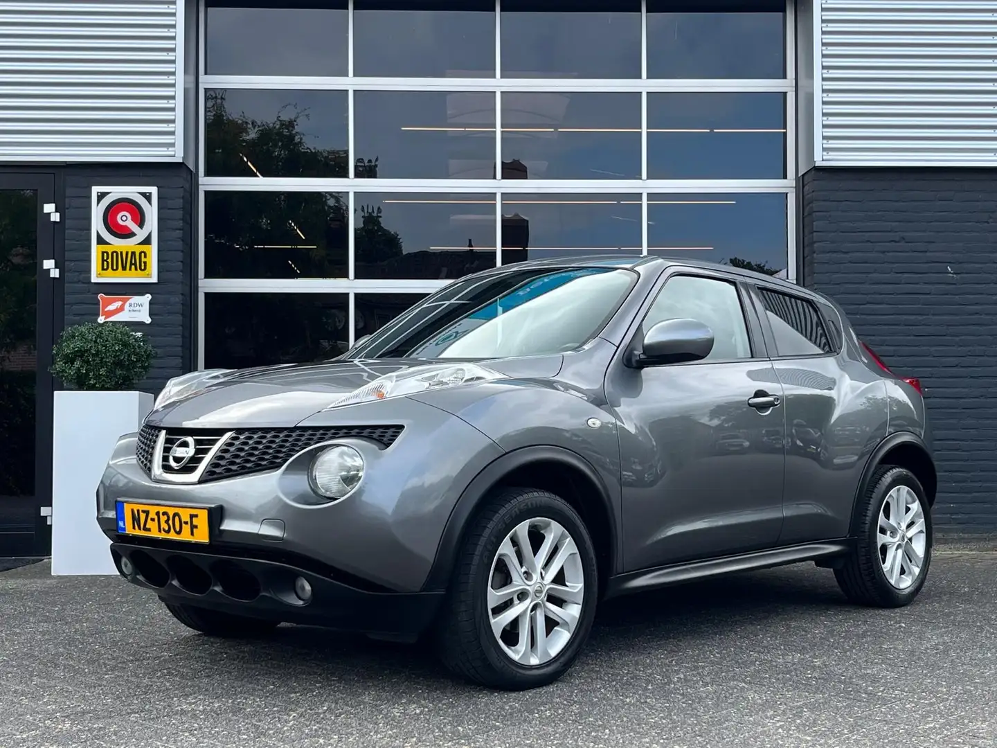 Nissan Juke 1.6 Acenta, Airco, Bluetooth, Camera, Cruise, Trek Grijs - 1
