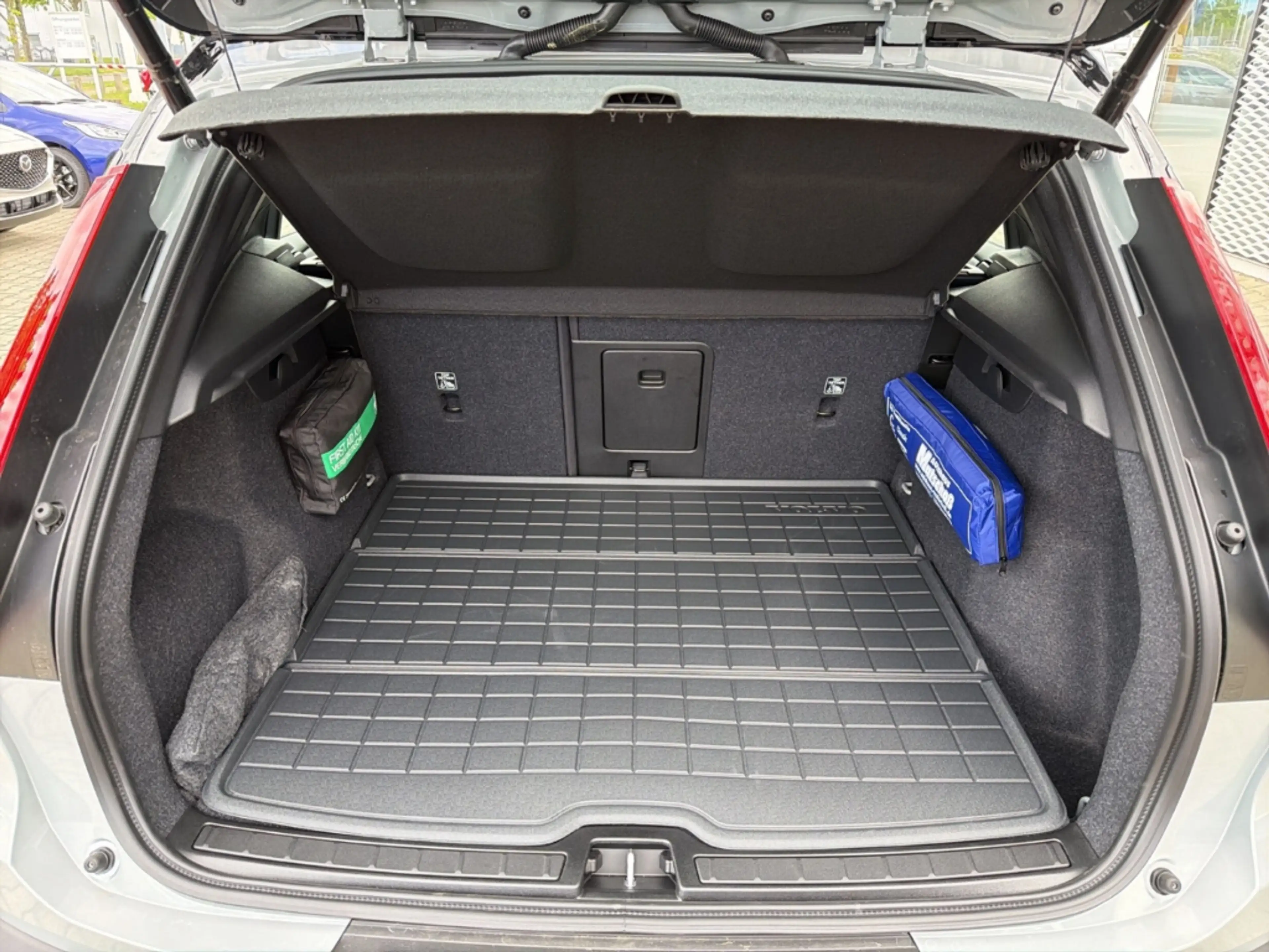 Volvo EX40 Single Motor Extended Range Plus Black Edition Sta — photo 14