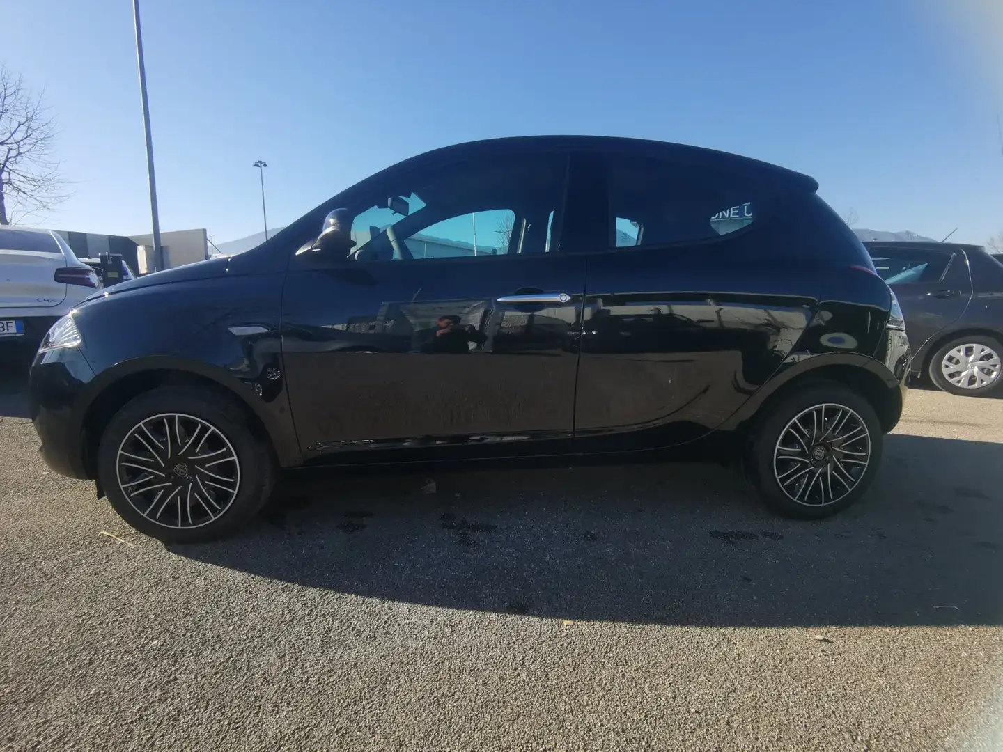 Lancia Ypsilon NUOVA My23 1.0 Firefly 70 CvStart&Stop Hybrid Gold Nero - 2