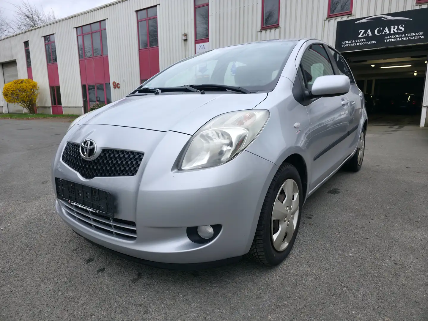 Toyota Yaris 1.3i VVT-i 16v Sol/UNIQUEMENT EXPORTATION Grijs - 1