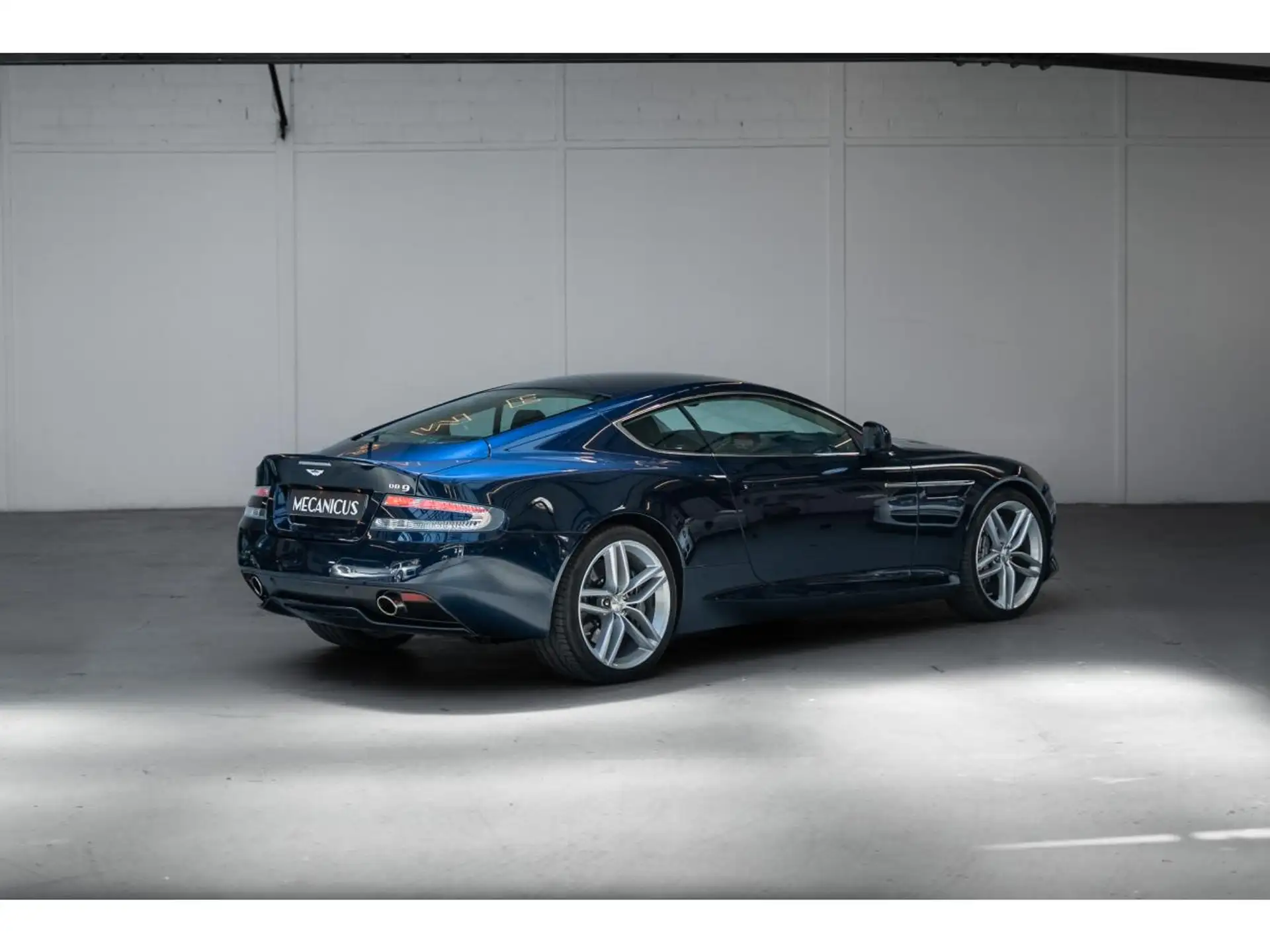 애스턴마틴 DB9 Coupe 2016 네이비 사진 3