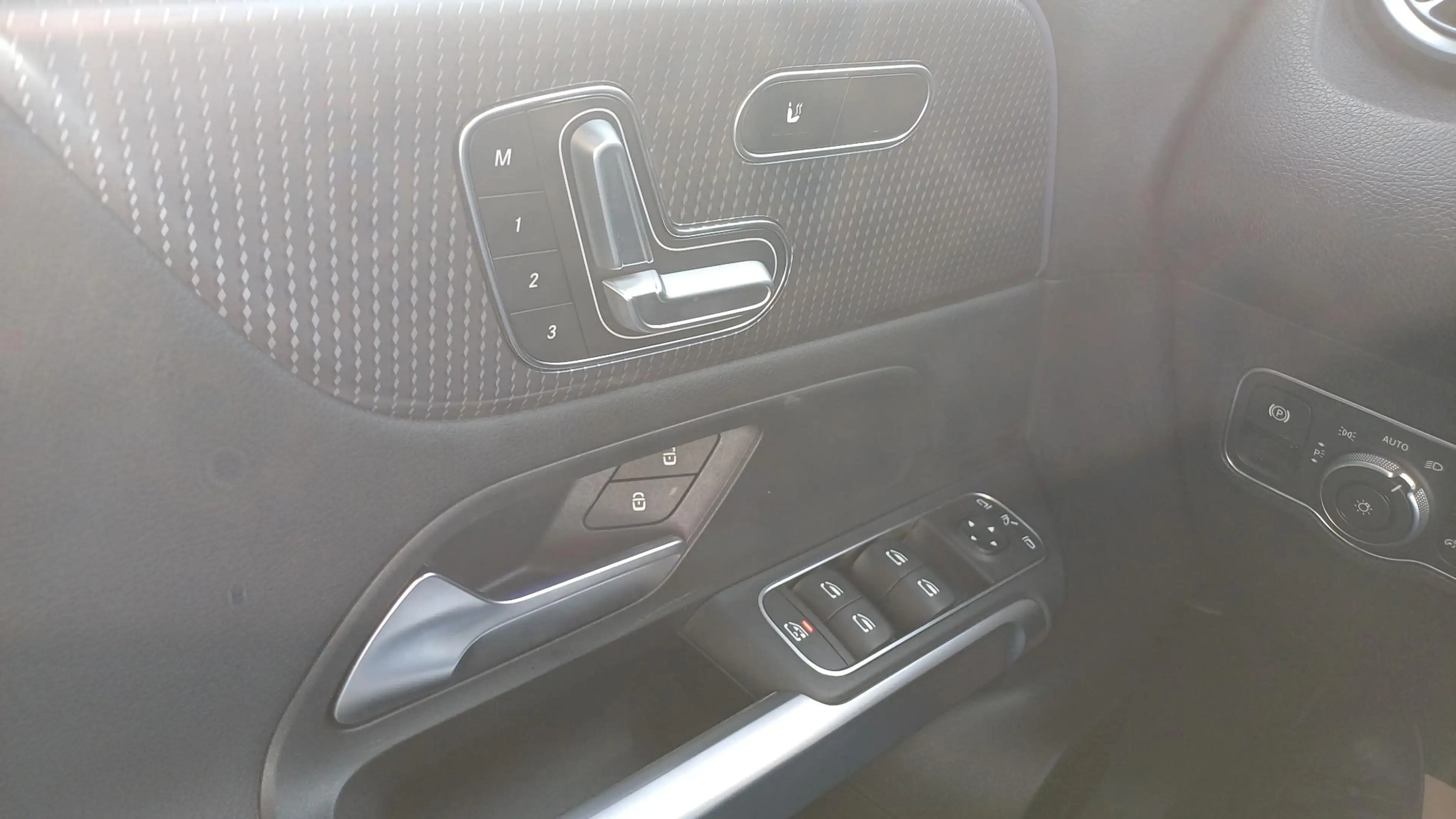 Mercedes-Benz EQB 250 AMG Line + 7-ZITPLAATSEN + LEDER + PANO DAK + CARP — photo 10